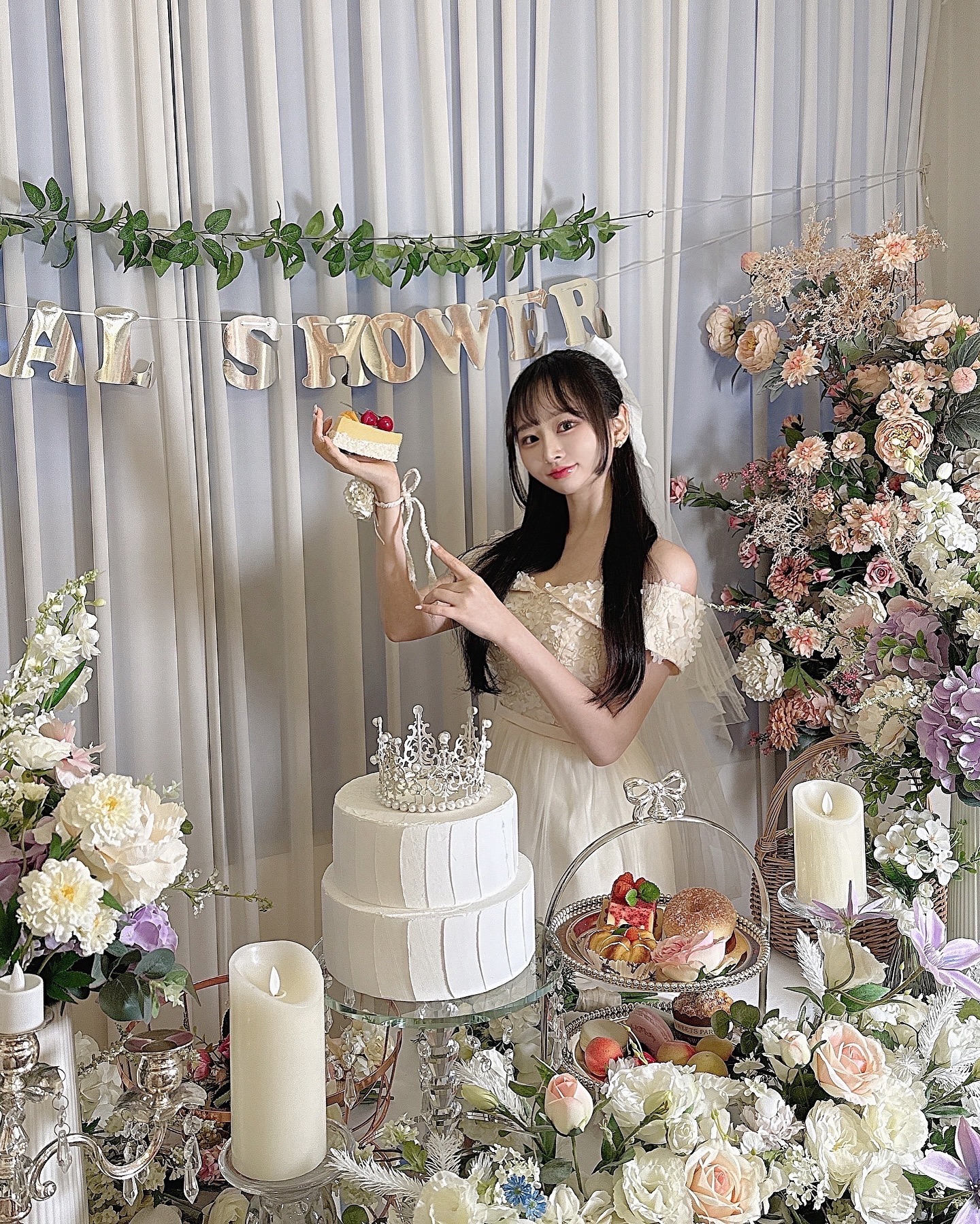 👰🏻‍♀️💐🤍🩵
공주들 브샤X생파에 내 셀카 줍기 •̀ᴗ•́ 키키킼 
개인샷 끝 ~ 8월은 좀 덜 덥네용 👍🏻 
요즘 퇴사하자마자 거의 바로 이직해서 정신이 없네요 ㅠㅠ 
와중에 주말에 가평펜션가서 목터져라 노래하고 먹고 수영하고~~ 
이번주 내내 제 목소리를 잃은 것같네요 🤣 🧜🏻‍♀️🧜🏻‍♀️🧜🏻‍♀️🫧
.
다들 여름휴가 어디로 가~~?! >ㅁ< 
조만간 릴스 하나 올라온다~~~~ 딱 기다려 🔥🔥🔥 
.
.
#데일리 #패션 #소통 #브샤 #오오티디 #파티룸 #강남 
#강남파티룸 #오오티디