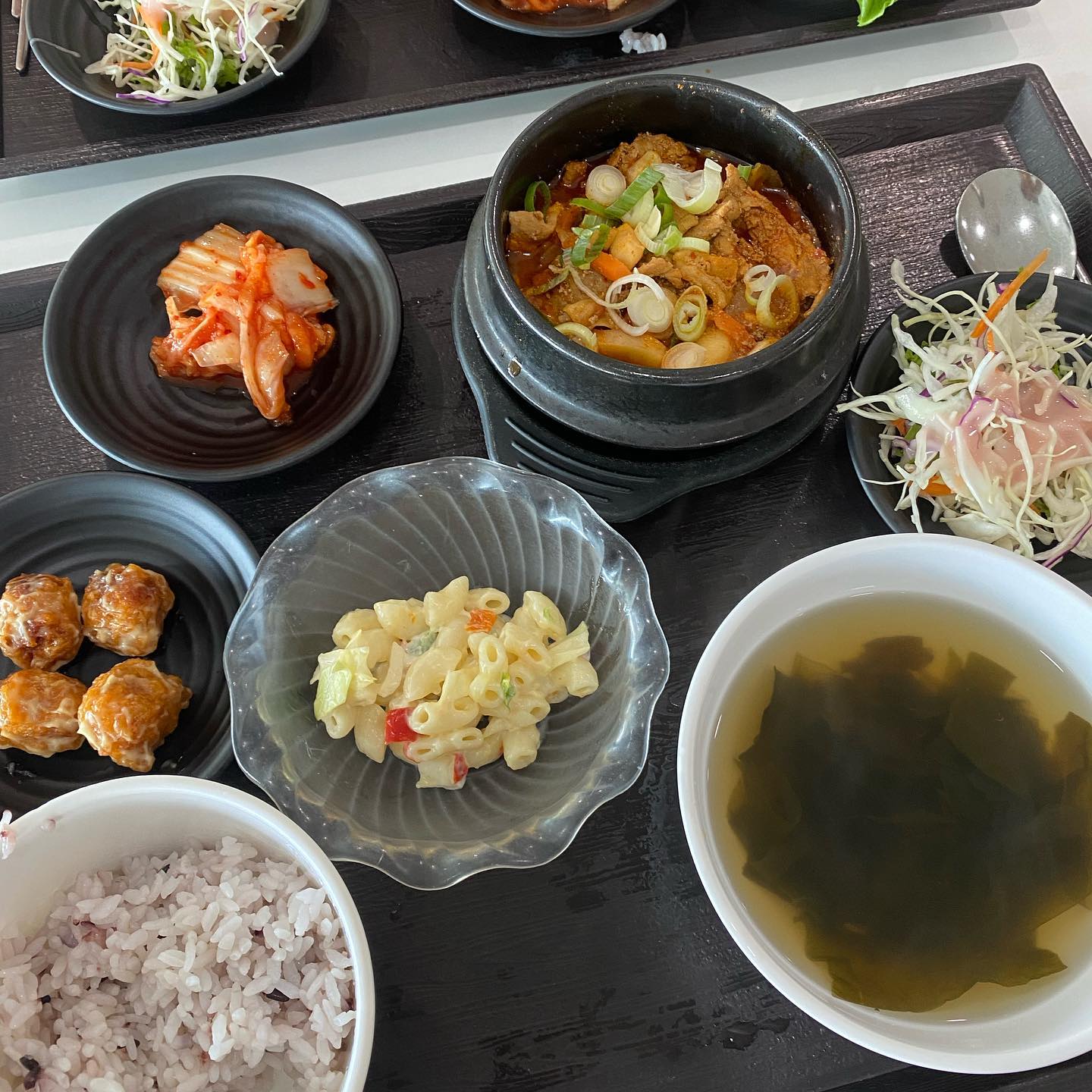 진짜 랜만에 돌아온 인스타 💫
요즘 넘바빠서 .. 🥹 전 학식 먹구 살고있어용
디엠이랑 댓글이랑 엄청 쌓였는데 
천천히 찾아갈게요 🤍