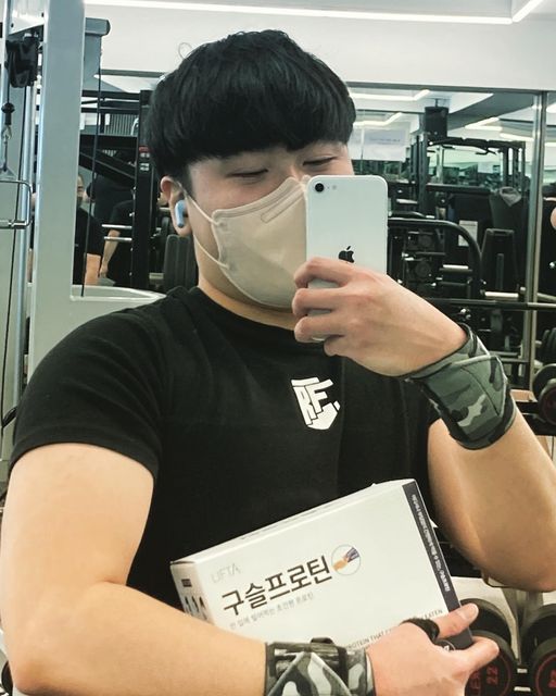 좋아서 하는 철봉 on Instagram: "#협찬 #크리스마스이브 #오운완 

10초컷이 쌉가능한 프로틴이 있다!?

구슬프로틴은 단백질 섭취 10초컷 쌉가능‼️‼️

어제의 폭설로 고대하던 여자친구와의 크리스마스 이브 데이트는 미뤄지고 울적해있던 와중 크리스마스 선물처럼 내게 온 구슬프로틴🔥🔥🔥🔥(완전 큰 위로‼️‼️‼️)

단백질은 못참지💪💪💪💪💪

구슬프로틴은 간편해서 놀라고 단백질 함량에 한번 더 놀람🤩🤩🤩🤩

✔️한 입에 털어먹는 초간편 10초컷 단
백질‼️
✔️단백질 특유의 비릿한 맛과 향 Zero‼️
✔️유당불내증 걱정없는 고급 유청 분리 우유 단백질로 운동직후 빠르게 흡수되는 WPI 함유‼️
✔️하루종일 단백질을 공급하는 MPI 함유‼️
✔️고급 완두콩 단백질 BPI 함유‼️
✔️HACCP 인증으로 믿을 수 있는 안전한 프로틴‼️

좋은 프로틴 제품 찾으시는 분들께 강력하게 추천합니다👍👍👍👍

구매처 : bit.ly/liftaofficial
.
.
.
.
#구슬프로틴 #초간편프로틴 #프로틴 #단백질 #운동 #쇠질 #운동루틴 #운동기록 #운동일지 #운동계정 #선팔하면맞팔 #운동맞팔 #운동소통 #헬스 #헬스장 #헬스타그램 #식단 #바디프로필 #근육 #득근 #풀업 #턱걸이 #남자친구선물 #헬린이 #헬창 #workout #gym"