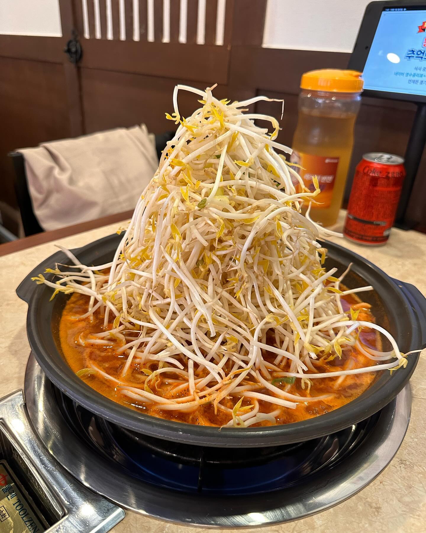 꽥꽥! 오늘의 맛집! #쪼리닭대학로점 

쌀쌀해진 요즘 떠껀한 쪼리닭 어떠십니꺼?

연극보기 전 따땃하게 쪼리닭 먹고, 연극보러가는 데이트 코스 어떠신가용?🐣

대학로하면 연극으로 유명한데, 쪼리닭도 방송출연을 8번이나 했을만큼 유명한 곳이라는!?

쪼리닭을 맛있게 먹으려면 !?

1) 먼저 숙주 나물에 양념을 솨솨솩 뿌려서 숙주 숨이 죽길 기다린다

2) 떡볶이 떡은 다 익어있어서 떡볶이 떡을 먼저 먹는다

3) 숙주가 숨이 다 죽으면 숙주+닭고기+떡을 한입에 와앙!!

4) 중간정도 먹었을 때 중국당면을 넣어서 숙주와 함께 호로록 먹어버리긔!🐥

하이볼도 판매하고 있어 가볍게 반주하기도 좋고, 술안주로 먹어도 좋고!!😍

추가로 시킨 감자전은 여기서만 맛 볼 수 있는 특이한 식감이었덕!! 감자를 채썰어서 만든 감자전이라 그런지 완전 뺘샥뺘샥한 식감이라 맥주를 부르는 맛!!🍻

네이버 영수증 리뷰 시 샤넬 립스틱, 연극표, 감자전 등을 주는 이벤트도 진행 중이니 참고하시라!

📍위치: 서울 종로구 대학로11길 16 1층 쪼리닭
⏰영업시간: 매일 11:00~22:00

#쪼리닭대학로점 #대학로맛집인정 #대학로데이트 #대학로데이트코스 #대학로맛집추천 #혜화데이트코스 #혜화역맛집추천 #혜화맛집추천 #혜화역술집 #대학로술집 #혜화역데이트 #혜화술집 #성균관대맛집 #창경궁맛집 #창경궁맛집추천