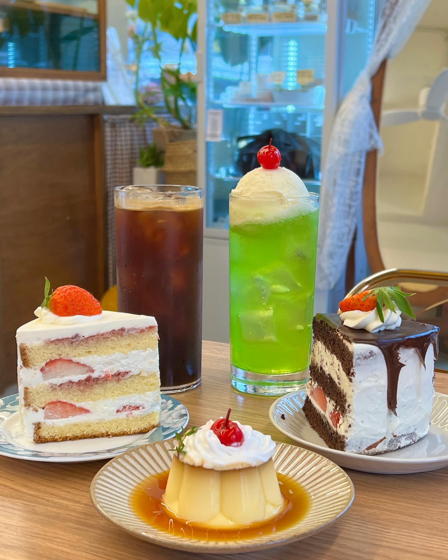 🍮
a.mond_table (협찬)
푸딩 먹고 싶을 때면 찾는 몽글몽글 분위기의 아몬드 테이블

한적한 주택가에 있어서 눈 오는 날이나 햇살 좋은 날이면
창가 자리에 앉아 바깥 구경하는 재미가 있는 카페예요🤎

갈 때마다 어떤 디저트 먹을지 고민하게 만드는
디저트 맛집이라서 방문할 때마다
다양한 디저트 골라 먹는 재미가 있어요
(🥜디저트 라인업도 때마다 달라짐)

가끔 아메리카노 아닌 멜론소다 같은 음료 마시면서
남편한테 “우리 일본 여행 온 거 같다 그치?🤭”
하며 소곤소곤 수다 떠는 것도 색다른 재미예요💚

📍 a.mond_table 
📍 무안군 삼향읍 남악5로52번길 25
📍 월, 목, 금 11:00 - 20:00(라스트오더 19:30)
 토, 일 12:00 - 21:00(라스트오더 20:30)(정기휴무 화, 수)
📍 추가 영업시간 변동은 카페 인스타 확인
.
.
.
.
.
#아몬드테이블 #남악카페 #남악디저트카페 #남악디저트
#남악디저트맛집 #남악푸딩 #남악케이크 #디저트맛집
#남악단체주문 #남악크리스마스케이크 #카페투어