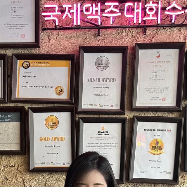 Jenny . 제니 on Instagram: "#광고 #아트몬스터익선동 아트몬스터익산점은 한국 한옥을 멋을 그대로 살려내면서 외국의 펍의 느낌을 살려 힙하고 편안한 공간 구성으로 인테리어 되있어 누구나 H