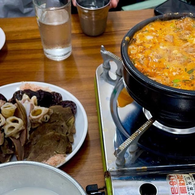 🔥밍또잇(Ming_tto_EAT) on Instagram: "🍲 리얼 동네 찐맛집! 어른들의 아지트! 성북구에 위치한 ‘순창집’ 파헤쳐 보자잇 💫 오늘의 메뉴 술국과 순대 🐷 1. 맛 먼저 술국은 다대기가 많이 들어