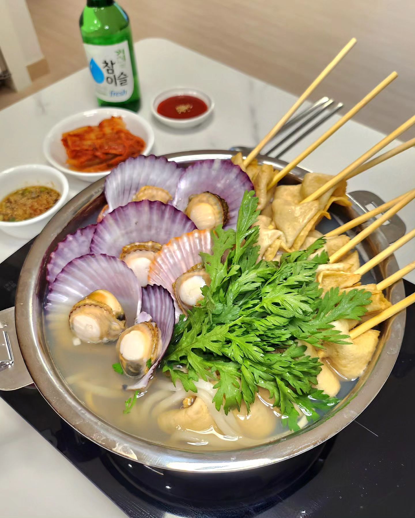 #제품제공 #아이엠아이 👩‍🍳
저는 요리 하는걸 좋아 하면서도 사실
조리도구나 식기류에는 관심이 별로 없는 편이예요~
수입 그릇은 왜 이렇게 비싸고 또..유행을 타는지 ㅎㅎ

감사하게도.. 가격도 좋고~
신혼초 한번 사두면 평생 쓰는 사용도 높은 
통3중 24cm 웍팬 제공 받아서 사용 해 봤어요~🍳

순수 국내 제작 및 스테인리스 430을 사용하여
열 전도율이 균일하고 
인덕션, 가스레인지, 하이라이트, 오븐 등
다양한 열원에 두루 사용 가능 하고요~

편리한 분리형 손잡이의 2중 안전락으로
무거운 음식물도 거뜬하게 들어 올릴수 있게 설계 되어 
5가지 특허도 받았어요! 😃👏👏👏

제가 생각하는 가장 큰 장점은
사이즈별로 쌓으면 냄비 하나 크기로 
부피 증가 없이 잘 겹쳐져서 협소한 주방 에도
공간 활용하기 좋다는거~!!👍

오늘은 아이엠아이 스텐 냄비 개시 기념으로
제가 좋아하는 #가리비찜 먹었는데요~
코팅팬은 스크래치 걱정 때문에 
이런 날카로운 어패류 지지고 볶고 할때 신경 쓰였는데
긁힐 걱정없는 스텐 웍이라서
가리비 꽉꽉 눌러 담아 쪘어요!ㅋㅋ

높이감 있는 돔 뚜껑 덕에 훨씬 많이 들어가서 개이득!

드디어 먹어보는 인친님네 #문앞바다 #가리비 
#홍가리비 임에도 사이즈가 오동통한게 크고
따개비 세척까지 다 해주셔서 요리하기 훨씬 편하구요!

아무것도 첨가하지 않아도 재료 본연의 맛으로
달큰하고 감칠맛 최고!
초장 준비 했지만 안 찍어 먹는게 훨씬 맛있네요😭

찜 먹고 우러난 뽀얀 육수에 
꼬치어묵이랑 우동도 넣어서 식사까지😋
진짜 잘 먹었네요ㅋㅋㅋㅋ

깔끔한 디자인에 한번 사면 오래오래 사용 가능한 통3중 스텐 냄비라서 
반려냄비로 사이즈 별로 하나씩 들여야 겠어요~🤣
.
.
.
.
.
.
.
.
.
.
.
🎁imi_member21
#멀티쿠커#웍팬#인덕션#궁중팬#정리#수납#스텐팬#스티머#코다리#인덕션궁중팬#웍추천#인덕션웍
#집밥#홈쿡#신혼#신혼밥상#홈술#노동주#안주#술상#맛스타그램#쿡스타그램#먹스타그램#