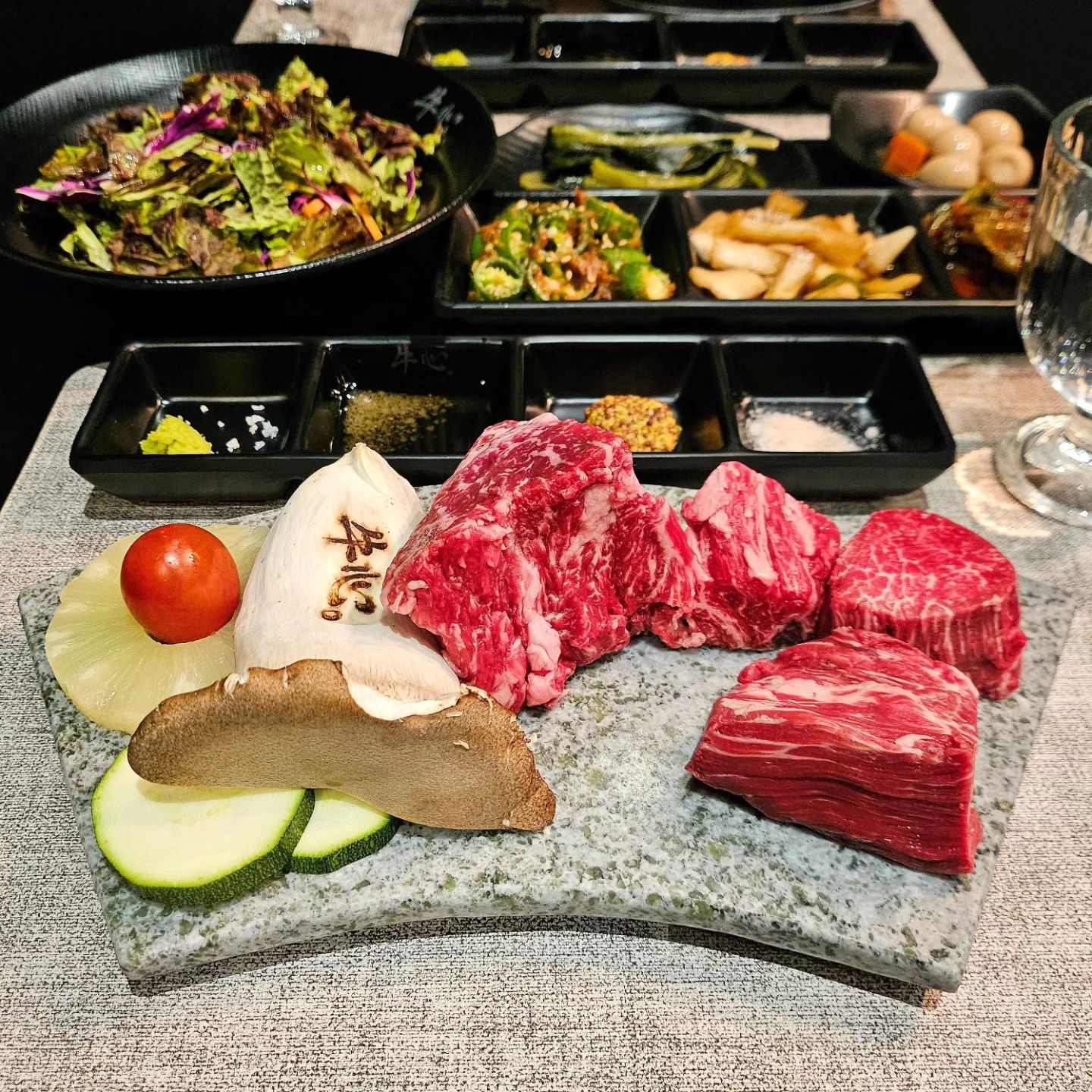 🍚•.¸¸ 쥬아의 먹방기록ෆ
❛ 질 좋은 소고기, 든든하게! 더 맛있게! ❜
⠀
분위기도 완벽! 고기질도 완벽!!👍🏻
프라이빗 공간까지 준비되어있는 #우심 입니다. '◡'
⠀
분위기 자체가 굉장히 고급스러운게
눈길을 확-! 사로 잡았지 뭐예요~❤️‍🔥
⠀
아! 프라이빗 룸도 준비되어 있어서
회식 또는 데이트 하기로도 너무 좋습니다.
⠀
워터에이징 숙성한우라서 고기 질은
말할것도 없이 아주 완벽하죠!!!🥰
⠀
반찬도 굉장히 잘 나오는데다가
국수랑 고기도 너무 잘어울렸답니다. (´⌣`ʃƪ)
기본 서비스로 나오는 무국도 GOOD!!
⠀
고기 먹을때 된장찌개는 필수인거 아시죠~?
⠀
⠀
분위기부터 음식의 맛까지 너무 완벽한
우심에서 행복한 먹추억 만들어보세요~❤️
⠀
⠀
⠀
🐂 숙성 등심(150g) ￦ 49,000원
🐂 숙성 안심(150g) ￦ 59,000원
🍜 냉 열무말이국수 ￦ 9,000원
🫕 한우된장찌개 ￦ 12,000원
⠀
⠀
⠀
· · ─────── · #쥬아픽_협찬 · ─────── · ·
⠀
🔎 주소 : 서울 강서구 마곡중앙6로 21 1층
☎️ 전화번호 : 0507-1411-0559
🕰 영업시간 : 11시 ~ 23시
　　　└ 𝐋𝐚𝐬𝐭 𝐎𝐫𝐝𝐞𝐫 : 22시30분
🖥 인스타 ID : wooshim__magok
⠀
· · ────────── ·🍚·────────── · ·
⠀
⠀
#마곡소고기 #연인과데이트 #회식맛집 #마곡맛집
#마곡맛집추천 #마곡역맛집 #마곡역맛집추천 #마곡점심맛집