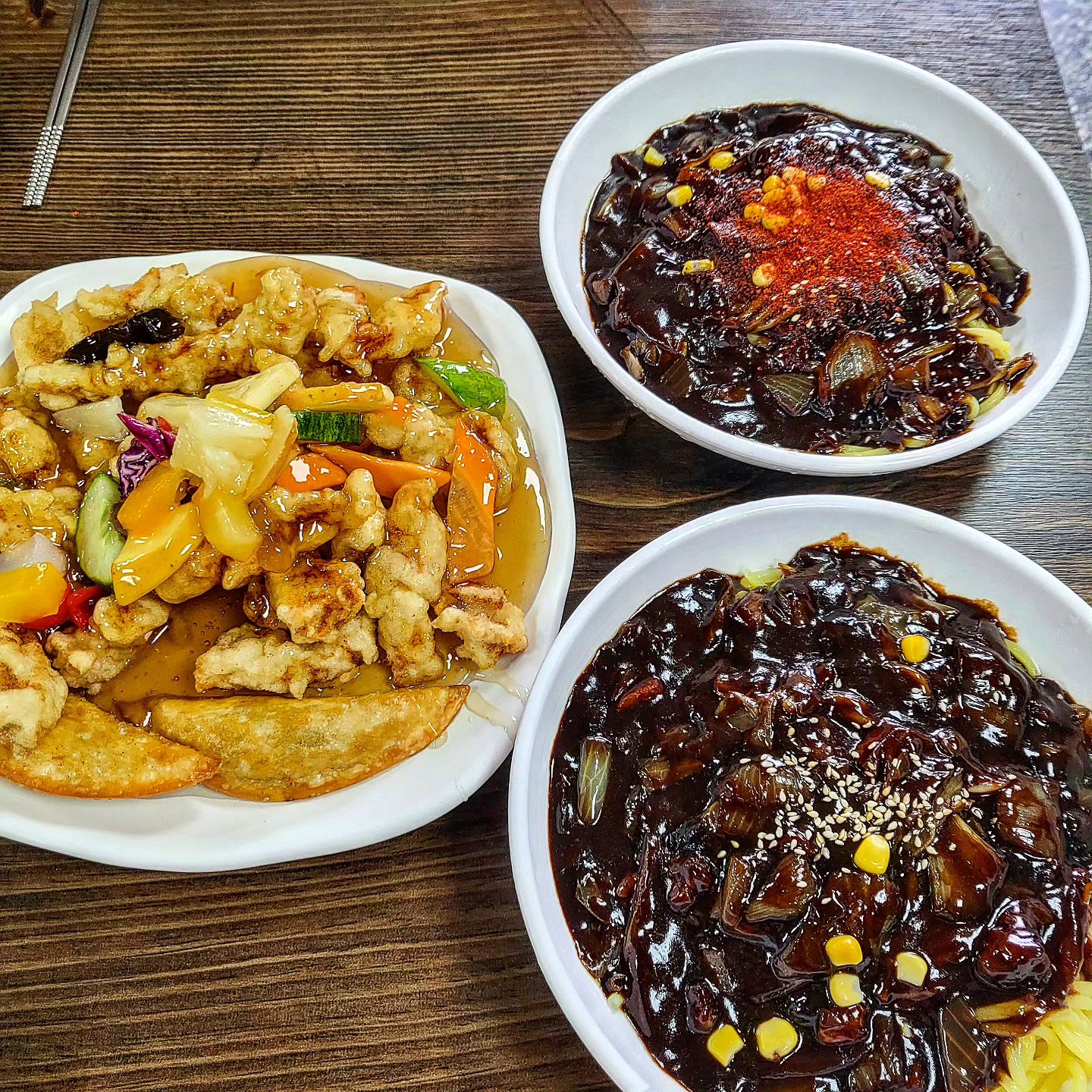 #🍽94

제천시외버스터미널에 도착하면 고민할 필요도 없는 맛집 #유성원

먹스타를 하기 전까지는 항상 가던곳만 가게되고 새로운 곳에 도전하는 것을 별로 좋아하지 않았었는데요😂 그러다보니 제천에 이런 맛집이 있었구나 하는 곳을 발견하게 될때가 많아요!! 이 중국집도 그러한 곳들 중 한 곳입니다☝🏻

터미널 앞에 맛있는 중국집이 있다는 이야기는 많이 들어봤었으나 제가 자주 애용하는 중국집만 먹다보니 먹어볼 기회가 없었어요😅 그러다 짝궁이 여기 진짜 맛있다고 추천하길래 그럼 가볼까? 하고 기대없이 가봤거든요?! 데스티니.....🤩 뭐야 왜이리 맛있어.....

짝궁은 간짜장보다 짜장을 선호하는 편이고 저도 이날따라 짜장면이 땡겨 먹어보았는데 오잉? 진짜 맛있더라구요??? 이걸 왜 지금....??🙊 하는 맛이었어요ㅋㅋㅋㅋ

저희가 점심 피크타임에 간것도 아니고 2시쯤 방문하였음에도 배달 전화와 배달 앱소리가 끊이지 않았고 홀에도 5-6 테이블이 있을정도였으니 얼마나 맛집인지 예상이 되실까용??!! (지난주에 갔다가 일요일에 짬뽕먹으러 또 간건 안비밀🤭 근데 짬뽕엔 해산물 가득하고 눈 희번득해져서 먹은건 더 안비밀🤣)

탕수육은 바삭한듯 촉촉해서 맛있었지만 소스가 새콤한 맛이 있어서 새콤한 소스 불호이신분은 입맛에 맞지 않으실 수도 있을거 같더라구요!! 그치만 저는 너무나 맛있게 잘 먹었습니다😋

터미널 근처도 아니고 버스에서 내리자마자(시외버스기준) 바로 앞에 있으니 제천에 도착해서 출출하시다면 유성원으로 한번 가보시는거 어떠세요?! (고속버스터미널도 바로 옆에 있습니다😊)

🎈유성원
🎈충북 제천시 칠성로10길 14
🔉 매주 화요일 정기휴무(5째주 제외)