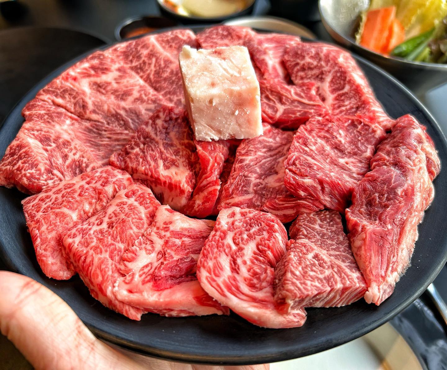 #해봉정육 #해봉정육여의도 #여의도맛집

까리한 한우 분위기 맛집 방문 ><
200석 테이블이랑 룸도 20여개! 대박!

#해봉모듬 79,000
#안심 89,000
#한우된장찌개 12,000
#후식비빔냉면 10,000

가성비 좋음
고기도 다 구워주시고
모자란 반찬도 바로바로 챙겨주시고
친절 굳굳🥰

#여의도소고기 #소고기맛집 #한우맛집 #여의도맛집 #영등포맛집 #소고기 #한우