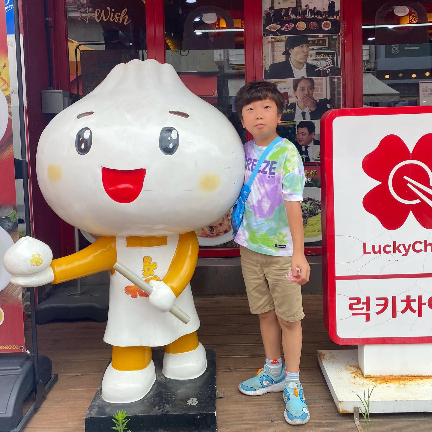 #휴가기록 #인천 #차이나타운 
엄청 중국느낌이 팍팍 날듯 했지만 그래도 한국임ㅋ
귀여운 만두인형과 #황제의계단 에서 왕처럼 사진찍기
#재물의신 #관우 그녀석은 창에 관심만ㅋ
그녀와 나는 관우의 손을 만지며 재물을 달라 빌어보았다ㅋ
경극가면들의 다양한 종류와 중국의 4대정원 중 하나인 졸정원과 유원의 시설양식으로 만든 #한중원 
나름 볼거리가 괜찮은데 너무나 더운 날씨라 쉬이 지쳐서
제대로 못 본게 다소 아쉬운.......
#차이나타운거리 #그녀의픽📌 #다못본거같아아쉽 #인천투어 
#차이나타운투어