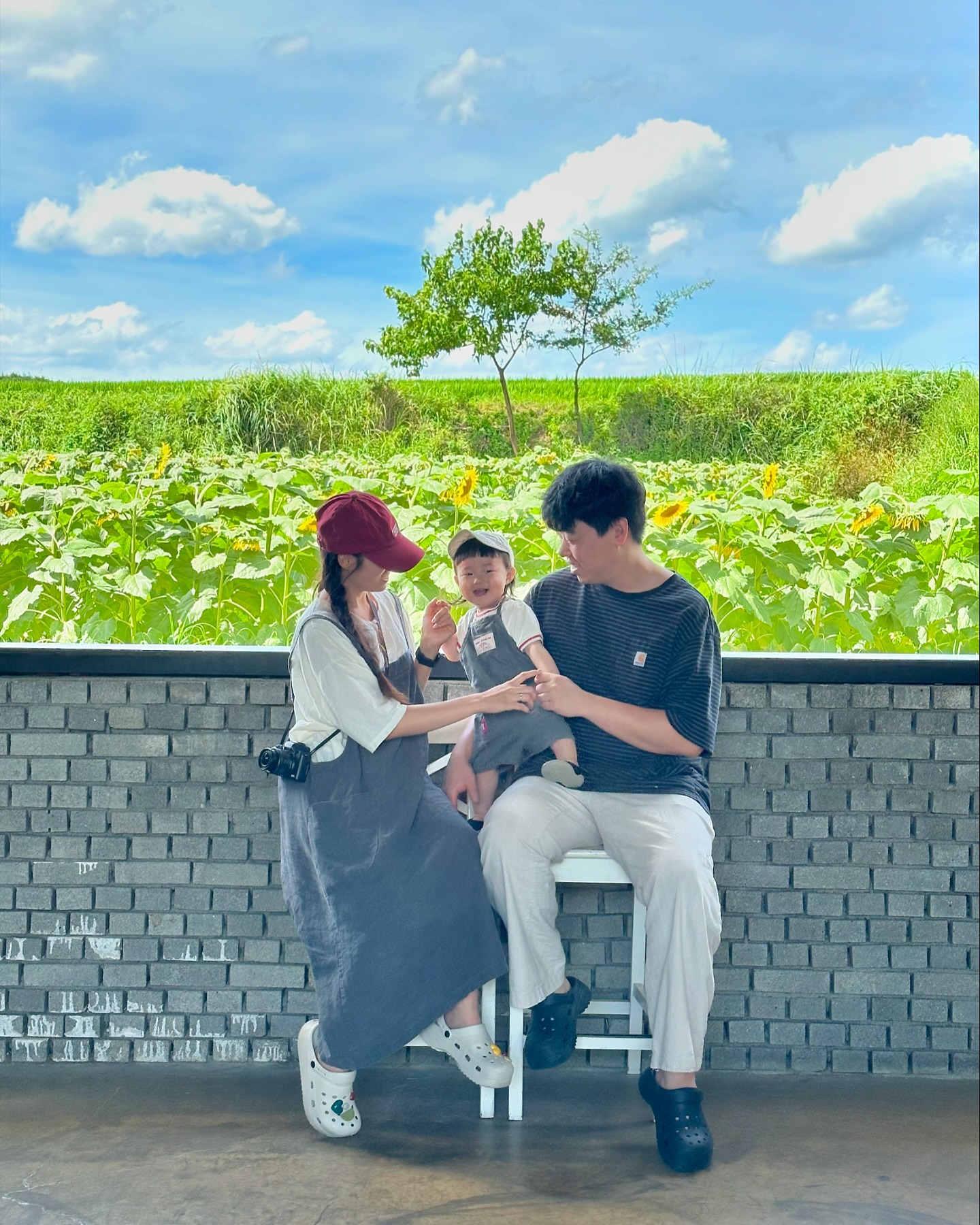 #김쥬🐰 

짧았던 여름 가족여행
매년 계절마다 꽃보러 다니는 낙으로 살았는데
지우 태어나고는 제대로 꽃밭 놀러간 적이 없네🥹
카페에 있던 해바라기밭이 생각보다 너무 예뻤고
구름도 예술이었다☁️🤍

올해 1월에도 지우랑 물놀이했는데
그땐 아무것도 안하고 안겨만 있더니
이제 돌아기라고 제법 물도 만지고 수영을 즐긴다!
2시간 물놀이하고 엄마 품에서 1시간 기절ㅋㅋㅋㅋ

마지막 사진은 지우 몸통 + 하율이 발ㅋㅋㅋㅋㅋㅋㅋ
너무 절묘해서 찌우가 롱다리같다ㅋㅋㅋㅋㅋ

🩵엄마 + 하율 + 찌우 + 나🩵
수영장멤버 세부가서도 재밌게 놀자구