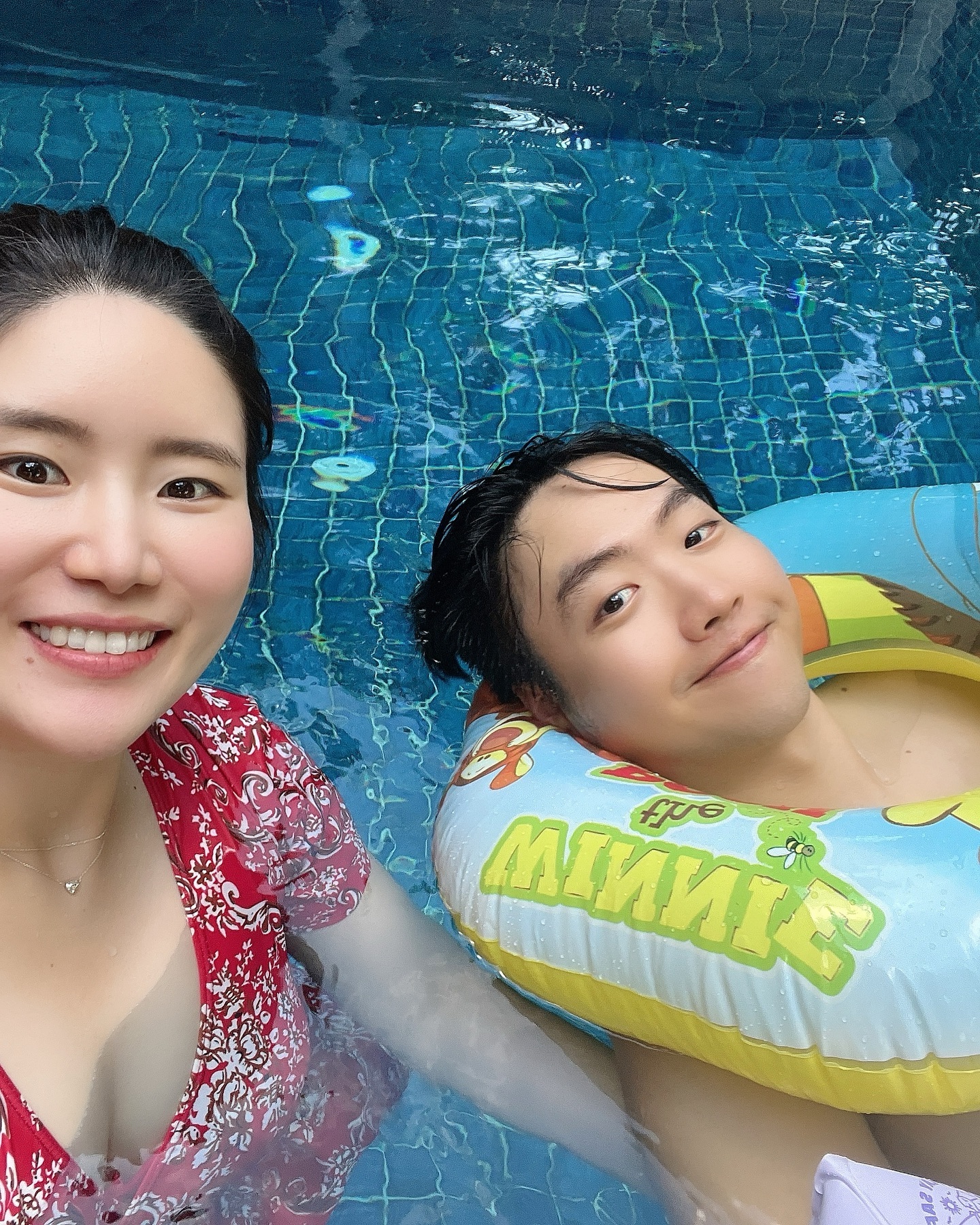 뽀꾸옥 태교여행 2일차 in 그린베이 리조트💕
여긴 정말 그냥 천국 그 자체...나트랑, 푸켓 리조트들보다 훨씬 좋다.. 푸꾸옥은 여기 오려고 오는 곳인건가 ㅠㅠ 용단을 내려 여기에 온 나자신 너무 기특하고 칭찬해 ❤️ 
 하루종일 풀빌라에서 물놀이하다가, 둘이서 메인메뉴 6개 뿌시는 부부 어떤데..? ㅋㅋㅋㅋㅋ 정말 먹고 놀고 먹고 놀고 좋다❤️

#태교여행 #푸꾸옥 #뽀꾸옥 #뽀용아행복하지 #엄마가행복해야가정이행복하다 #푸꾸옥여행 #phuquoc