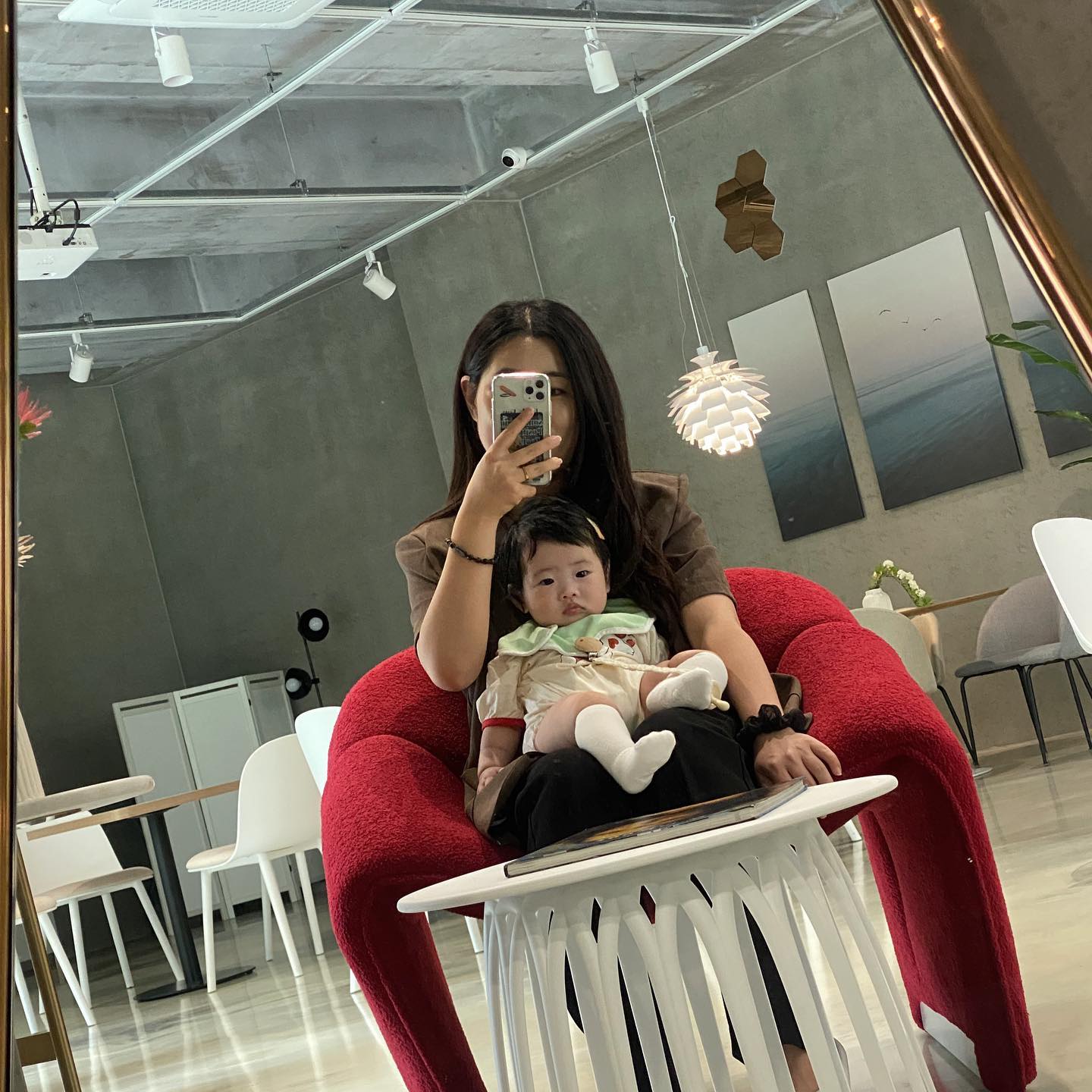 조동모임때 카페에서 하은이랑 한컷, 나랑 데이트 많이하자❤️ 
#하은둥절 
#거울샷