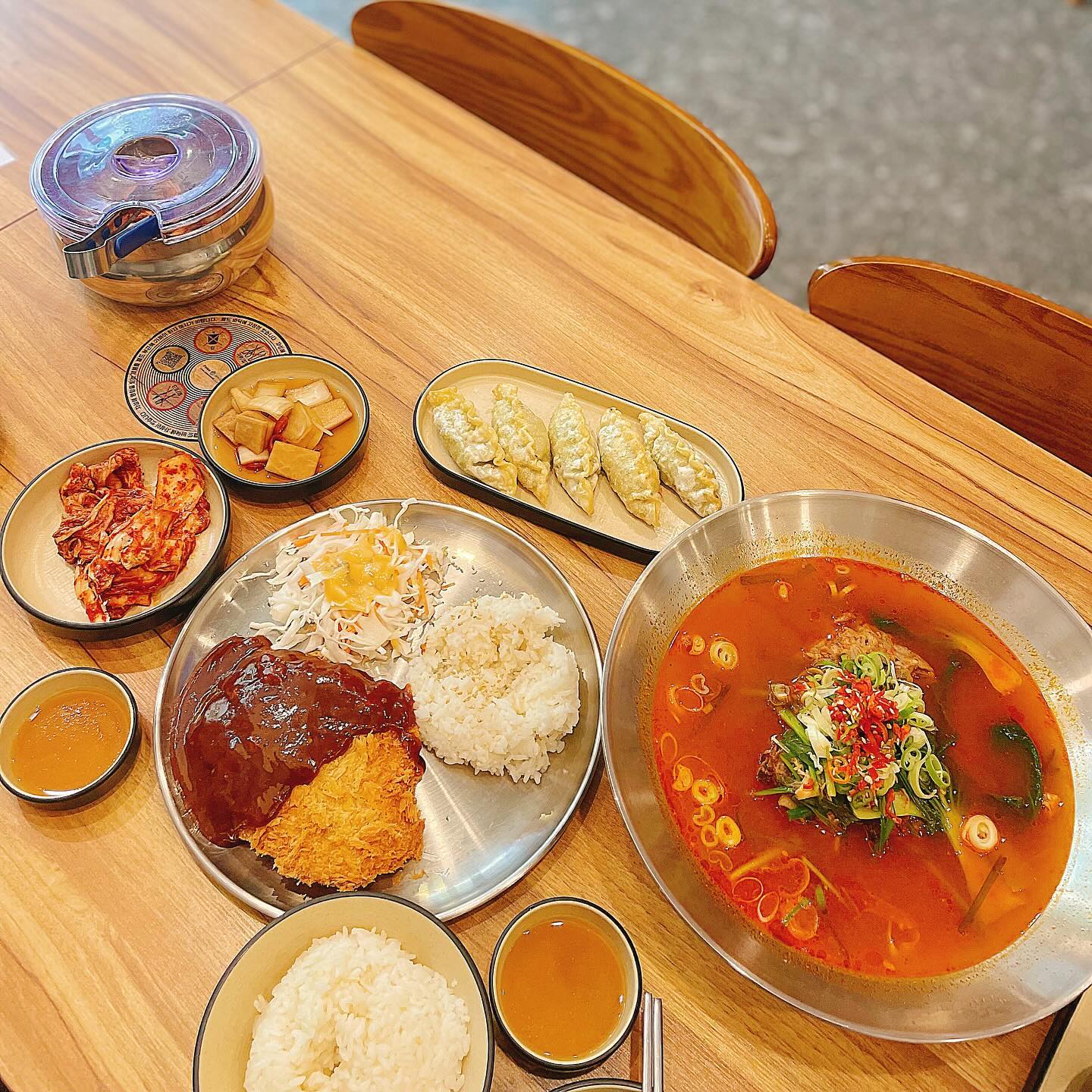 #협찬

아이랑 방학이라 맛있는거 먹으러 다니기 💕

미사역 최고의 한국식 랭쌥을 맛볼 수 있는 곳으로
뼈불구이가 유명해서 먹어보고 싶었는데 😂

아이가 먹고 싶어하는 메뉴들로 주문해봤어요

돈까스 고기만두튀김 그리고 매운 뼈국밥으로
주문했는데 김치겉절이와 후식으로 시원한 살얼음 식혜까지 최고 👍🏻

매장도 넓고 깔끔한데 2시간 주차 가능하고
사장님도 친절하시고 무엇보다
음식이 넘 맛있어서 아이랑 순삭하고 왔어요 🫶🏻

식사메뉴 구성도 좋고 자주 와야겠어요 
미사역 맛집 추천
.
.
.
#일삼백#일삼백뼈칼국수뼈불구이하남미사점#하남미사역맛집#뼈불구이#뼈칼국수#뼈전골#칼국수맛집#일삼백뼈칼국수뼈불구이#미사역맛집#하남미사맛집#맛집그램#맛스타그램#육아#일상#여름방학
