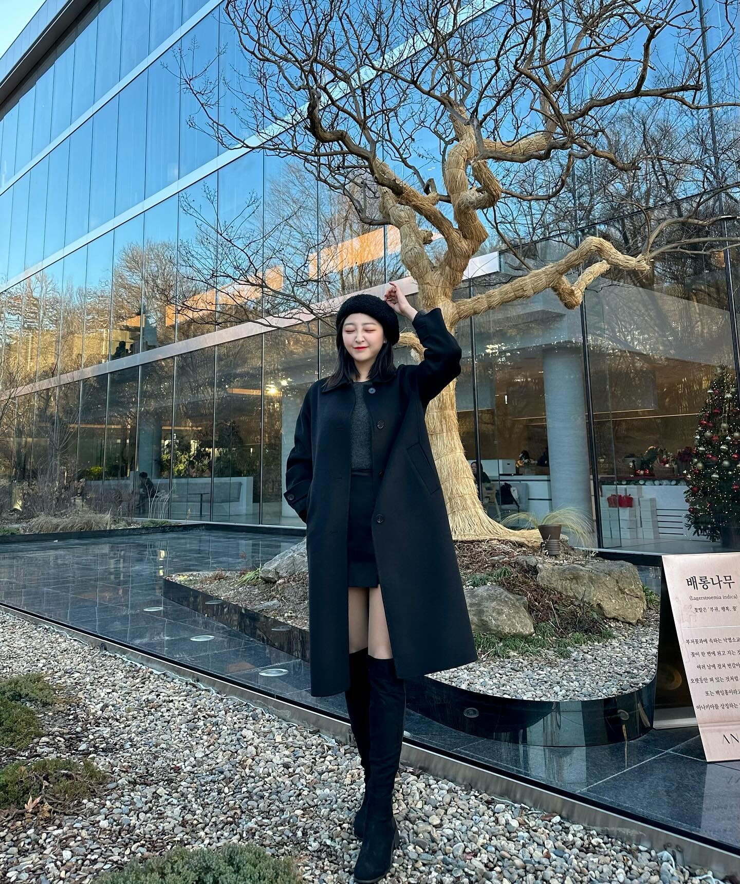 #협찬#비지트인뉴욕
⠀⠀⠀⠀⠀⠀⠀⠀⠀
코트 입어도 이제 안 추워요 👩🏻🖤
오늘룩은 모던, 시크, 뉴요커 감성의 비지트인 뉴욕 코트 
구스 다운 충전재 내피로 예쁘게 입어도 따뜻하다!
키카 커서 55사이즈 아우터는 소매나 기장이 애매할 때 있는데 174인 저에게도 예쁜 핏이라 너무 맘에 들어요
캐시미어 소재로 부드럽고 고급스럽죠 😉
⠀⠀⠀⠀⠀⠀⠀⠀⠀⠀ 
⠀⠀⠀⠀⠀⠀⠀⠀⠀⠀ 
#핸드메이드코트 #캐시미어코트 #여성코트 #여자코트 #여자겨울코디 #여성겨울코디 #겨울코트추천