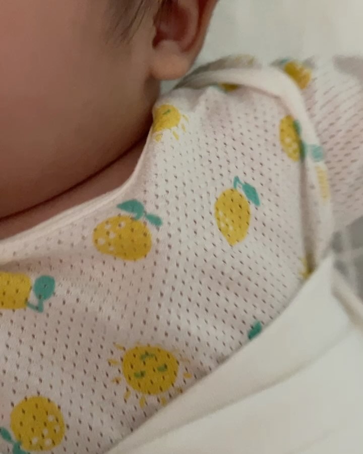 240814~240823 2개월11일~2개월20일 
육아로 기절했는데 혜원이가 걱정하면서 깨움
#트림 시킬때
#연예인 해야겠다 
#나 #뻗었어요 
자고 있을때 
#아기 #천사 🥰
울던 애가 #카메라 들이대니 #포즈 취함 
혜원이 #기분 좋아서 자기도 모르게 #헝겊책 걷어참 
랜선 이모, 삼촌들에게 #사랑해요 😍
치명적인 #뒤태 , #옆태 , #앞모습
.
.
.
#백일의기절 #옆태 #분유 #일상 #모델 #감성 #100일의기절 #랜선이모 #랜선삼촌 #귀여운아기 #얼짱아기 #아기다아기 #베이비