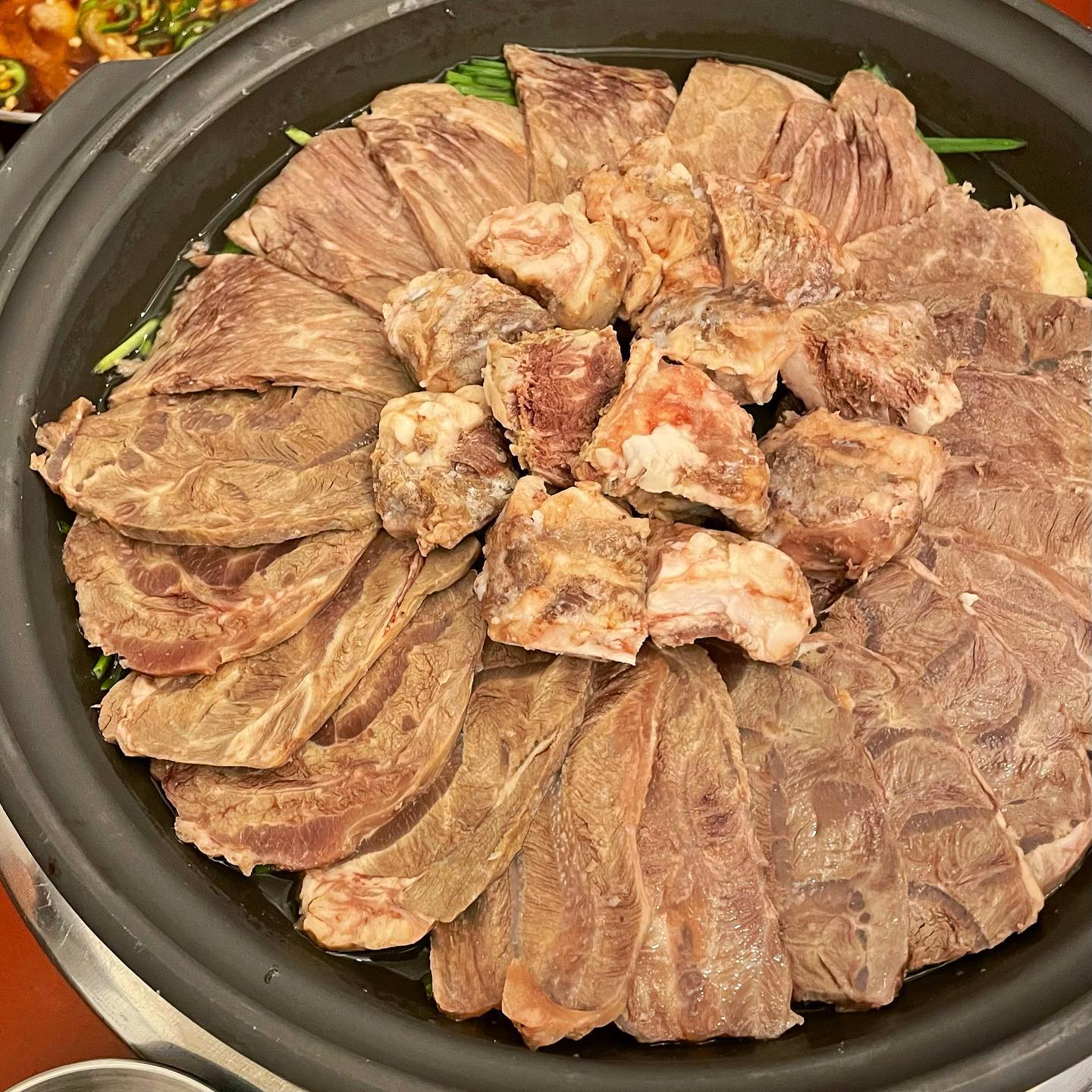 📍달래해장 , 압구정로데오점 

🍽️: 차돌박이 수육(220g) 32.0
왕새우파전 18.0

🏠후기:

-술안주로 제격인 이곳,, 해장국 맛집
퇴근하고 한잔하면서 안주맛있는곳 찾는분들 주목 🙌🏻🙌🏻

-수육도 야들야들하고 따끈해서 맛있었어요 !!! 
양 꽤나 많아서 세명이서 먹어도 배부르게 먹는답니다❣️

-왕새우파전 JMT .. 바삭바삭하고 맛있어서 간장소스에 계속 찍어먹었어요 😭