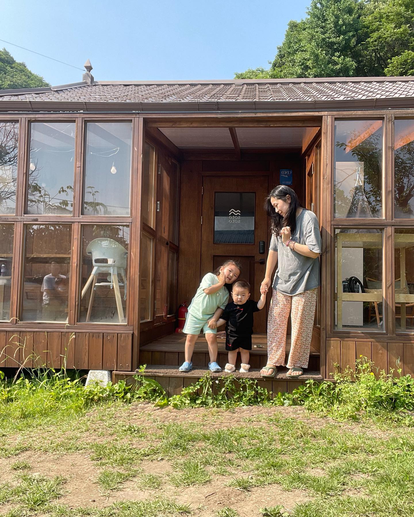 새벽같이 일어난 친구들^^
아침먹고 정리하고 나갈준비하고 인증샷 찍으러 나갔는데
엄마들 어째 다 찌들어븟...ㅋㅋㅋ
다들 힘내맘ㅋㅋㅋㅋㅋ
전날밤 기차시간땡긴거 신의한수👍🏻
기차역에 할바가 데리러 와준것도 신의한수👍🏻
아직도 끝나지 않은 일정...
기차에서 똑닥으로 접수하고
집오자마자 둘다 와랄랄라 씻기고 병원으로!
서유는 집와서 밥먹다가 잠듬ㅋㅋㅋㅋ
PM 5:00 육퇴🔥
수고했다 나^^