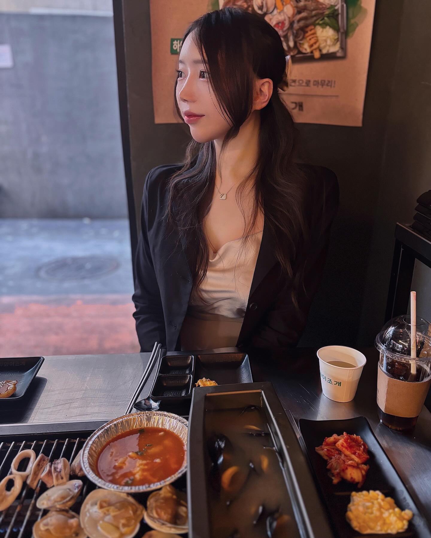 hawaii_apgujeong 

압구정에서 이렇게 맛있는 조개구이를 먹어보다니,,
해산물 러버 인정 맛집이햐 🩷🩵

사쟝님 무조건 ,, 또 갈게요 🥹
가리비 키조개 관자 지금도 사진 보는데 먹고싶어🤤

자리도 창가에 트인 자리들이라 시원하구 ~
요즘 날씨에 찰떡 콩 이쟈나 ✨
-
-
-
#협찬 #광고 #압구정로데오핫플 #압구정로데오맛집 #일상 #소통 #데일리 #셀피 #셀카 #셀스타그램 #얼스타그램 #오늘의훈녀 #데일리룩 #첫줄반사 #선팔하면맞팔 #선팔 #맞팔 #좋아요반사 #좋반 #좋테 #강남 #압구정 #압구정로데오 #압구정맛집 #압구정카페 #청담 #selfie