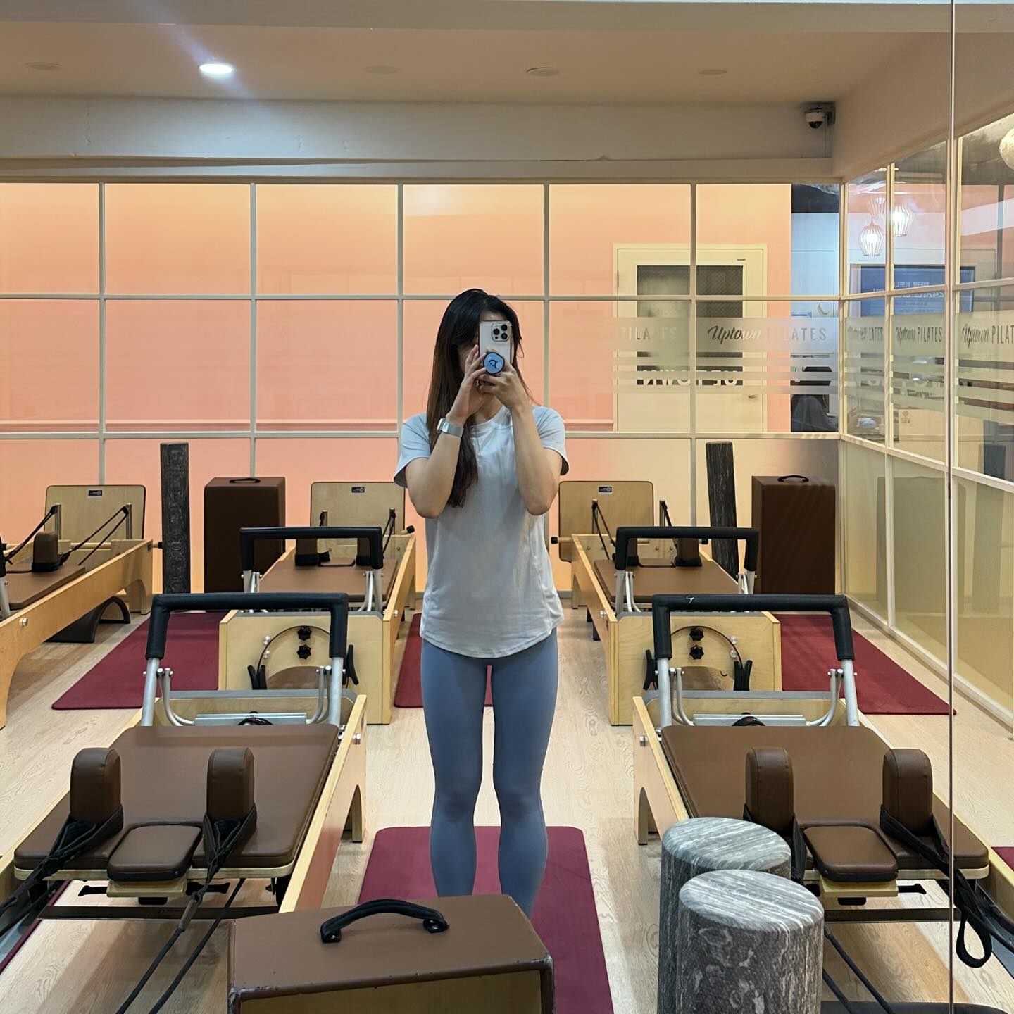 8/20🐷 -The end-

20번 운동이 목표였던 이번 방학.. 반도 못 채우고 끝났다,,
예약이 꽉차서 못 간 적도 있고 허리 때문에 스프링 수업 피하고
(주절주절 핑계대는 중😜)

아무튼 인바디 비교하려했는데 의미 없을 것 같아서 측정 패스~
•
•
원래 일상에서도 잘 타는데 서핑을 3번 다녀왔더니
정말 많이 까매졌다🤦🏾‍♀️
필테할 때 옆자리에 피부도 하얗고 코어도 진짜 좋으신 분이 계셨는데 나한테 없는 걸 다 가지고 계셔서 너무 부러웠다😭😭😭
•
•
TMI 1 : (비를 몰고 다녀서 별명이 포세이솔) 내일 후쿠오카 가는데 일본에 있는 내내 비가 온다^_^ feat. 태풍

TMI 2 : 저엉말 오랜만에 염색, 네일, 패디 냅다 자랑^_^
feat. 아주 많이 탄 나의 손과 발

2학기 중에도 열심히 다니기로 다시 한 번 약속👏🏻👏🏻

#필라테스 #필라테스리포머 #필라테스체어