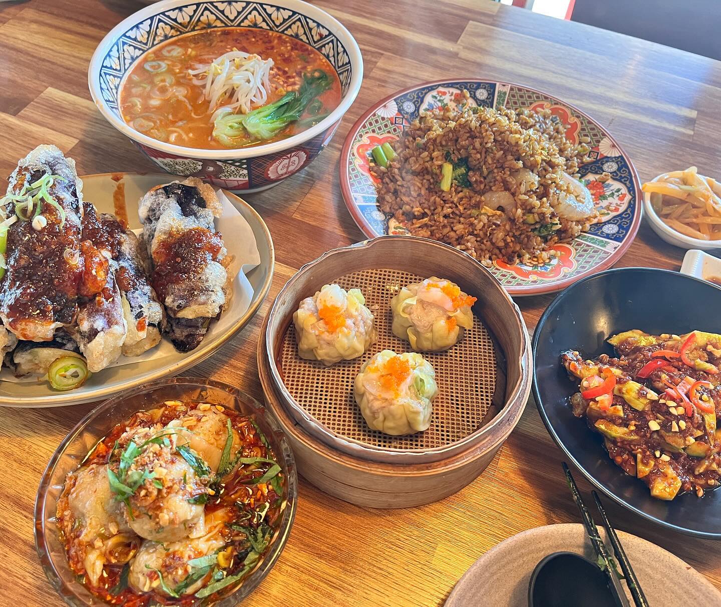 #협찬 #스팀하우스인덕원점
.
다양한 맛으로 먹는내내 즐거운 음식
홍콩식 퓨전음식을 다양하게 즐길 수 있는 
스팀하우스 다녀왔어요
.
어향가지 16.5
탄탄면 9.5
샤오마이 3p 5.5
매콤완탕 4p 6
라조새우볶음밥 10
오이무침 6
.
따뜻한 자스민차 한잔하다보면 나오는 메뉴들!
새콤매콤한 소스가 뿌려지고 바삭하게 튀김옷을 입은 어향가지 겉은 바삭 속은촉촉한 가지가 너무 맛있어요
무조건 시켜줘야 하는 요리에요 그리고 딤섬은 샤오마이와 매콤완탕을 먹어봤는데 꽉꽉 차있는 속에 육즙가득한 맛이 언제 먹어도 맛있네요 매콤완탕은 은은한 마라소스가 느껴지는 소스인데 별미에요
진한땅콩소스가 느껴지는 탄탄면 국물이 진하고 자극적인맛이죠! 맵기는 신라면정도 단계로 하니 딱 좋아요!
뜨끈한 국물에 식감좋은 면발 한입 해주면 든든해요
불맛제대로인 라조새우볶음밥 굴소스가 느껴지면서 통통한 새우와 고슬고슬한 밥이 너무 맛있어요 마늘쫑이 아삭아삭 씹히는데 식감좋도 너무 맛있는 볶음밥이에요
맛있고 양도 많으니 꼭 드셔보시길 추천해요!
중식먹으면 항상 시키는 오이무침 느끼함을 잡아주는 개운한 오이와 고추기름 양념이 너무 맛있어서
평소 안먹는 오이를 스팀하우스에서는 맛있게 먹고가요
뭔가 새로운맛이 땡길때 다양한 맛으로 
먹기 좋은 곳 별미가 땡길 때 스팀하우스 추천해요!
.
#인덕원딤섬#인덕원탄탄면#인덕원꿔바로우#인덕원만두#인덕원중식#안양관양동맛집#홍콩식퓨전음식