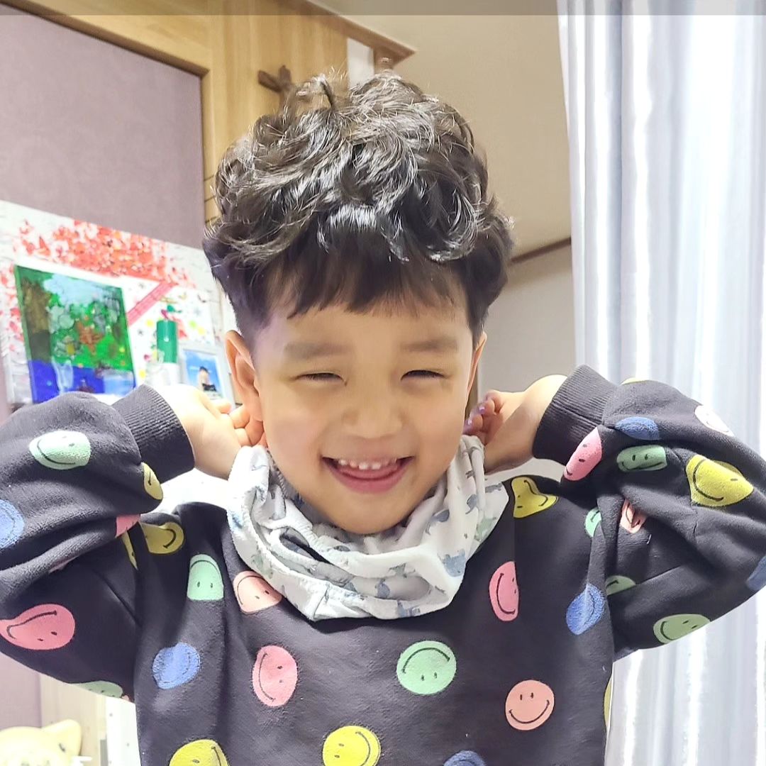 새해도 됬고 7살된 기념으로 할머니따라파마해줌
처음에는 아무것도 모르고 따라와서
힘들다 언제 끝나냐 하고 물어보니
시간이 지나 파마완성

파마한 본인 모습보고 당황스러워
하더니 행복한미소보임

나름 만족했는지 집에와서 더 까불이가됨

#파마#까불이#7살#아들만둘#유아파마#개구쟁이