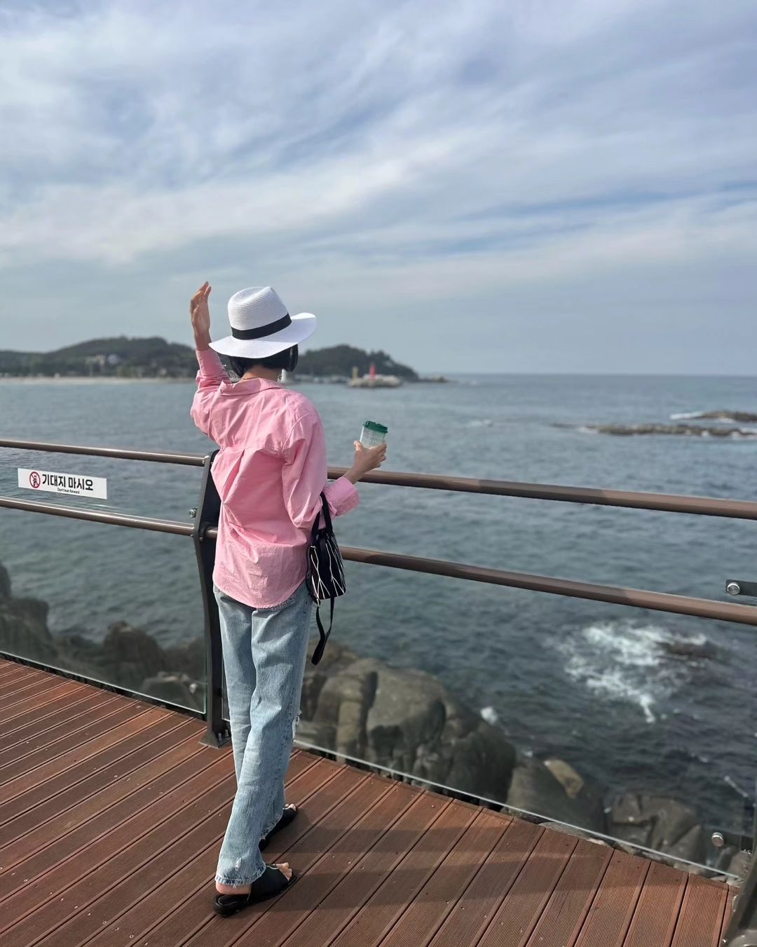여전히 엄마라는 이름이 어색하고 어려운 내게
(꼭 필요했던) 남편이 선물해준 휴가 ⛱ 🌊
언니와 결혼 후 처음으로 둘만의 여행을 왔다.
잔잔한 파도가 매력적인 고성에서 마음껏 게을리
시간을 보내고 있다.
분명 배우고픈 것도 내 안의 아직 못다 펼친 꿈도 많은데 
시하를 낳고 너무 자연스럽게 나 자신과 멀어졌다.
그저 열심만으로 살기엔 이제 해야 할 일들이 명확해져서
요령껏 내 자리를 다시 찾아야 한다.
물론 아기가 있기전과는 당연히 다르겠지만 
각자의 자리를 놓치고 포기하는 순간 자꾸 누군가를 탓하게 될 것 같아 힘든 것은 당연한 범주에 넣어두고 그저 묵묵히 내 길을 가야겠지.
엄마가 되고 J형 인간의 습성을 내려놨다.(내 나름대로는..)
육아만큼 내 계획대로 안되는 건 없다는 걸 진즉에 받아들였고 ㅋㅋㅋ 덕분에 흐르는대로 사는 법을 조금은 배운 것 같네.
꼭 여행에서 무언가를 얻어가려고 애쓰지않아도
이렇게 편안한 걸 보면 분명 달라지긴 했나보다.
아, 오랜만에 사람답게 생각하고 먹고 자고 글도 적으니 이제서야 정신이 드는 기분이다.

#20240505