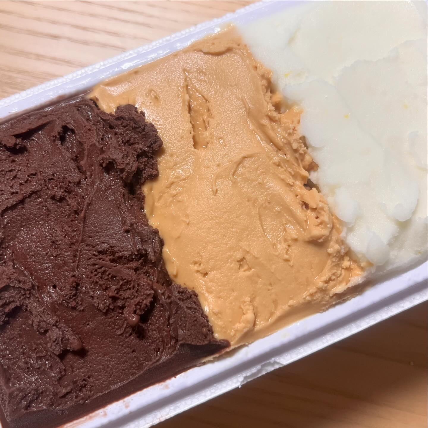 산책 열심히 했으니 먹어도 되는거겠죠?.?🤭🤭요즘 초코 먹고 싶었는데 앉은자리에서 반통 날려버린,,,😋

#잘먹겠습니다