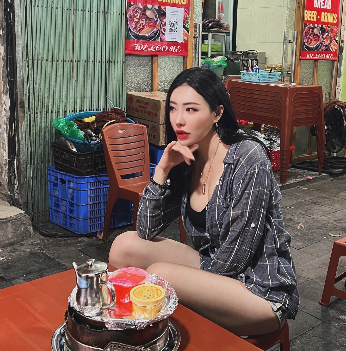 여기는 베트남 하노이 🇻🇳
깔끔한 레스토랑에서 밥먹는 것도 좋지만 길바닥에서 밥먹는 것도 또 다른 감성이있지😆 
언제 길바닥에 앉아서 밥먹어 보겠어요 이럴때 먹지 냠냠
.
.
.
.
.
.
.
#베트남#하노이#하노이여행#베트남여행#hanoi#vietnam#travelgram#vietnamtravel