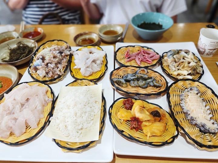 우리들의 #기장여행 
맛있는 거 먹어보자~하고 
가게 된 #송정해녀집 
해물모둠 대자로 주문하고
맛있게 냠냠냠~
#순삭 해 버리는 우리들.
그리고 마지막에는 #전복죽 까지 
흡입~~!!
우왕~ 맛있다.
또 먹고 싶네

#먹스타그램 
#맛집그램 
#맛있다그램 
#부산그램 
#여행그램
