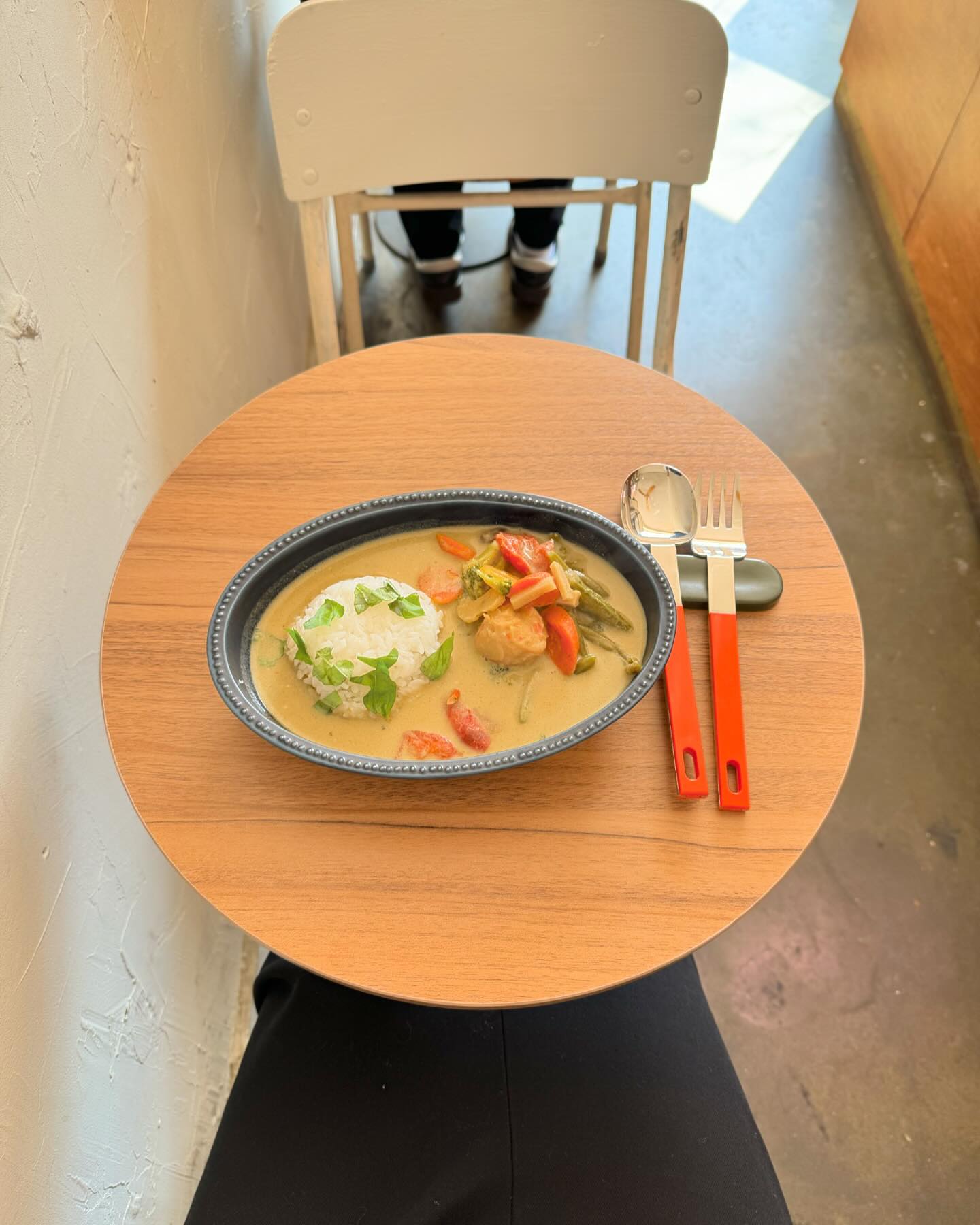 귀여웠던 내 점심 그린커리 🍽️🥕
근데 이제 맛은 중국동방항공 기내식 맛. . .