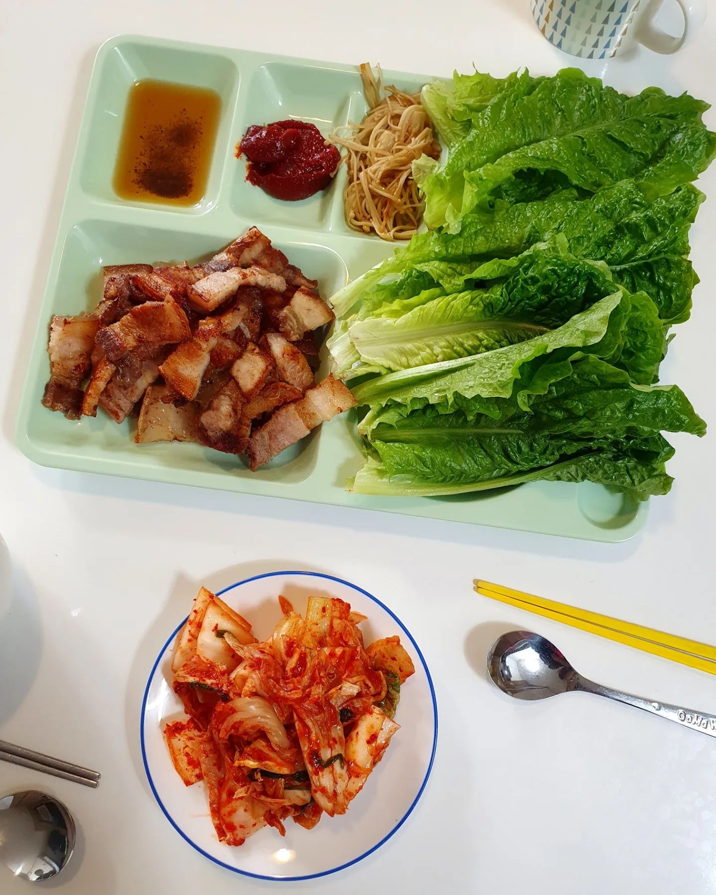 ⠀
어디가서 뒤지지않는 텐션인데 (ﾉ◕ヮ◕)ﾉ*:･ﾟ✧
애셋과 함께 하는 주말은 항상 너무 기빨려... 헤헤 ᕦ(ò_óˇ)ᕤ
빼빼로 나무 부분 안먹겠다는 막둥이 🙊 귀엽노
오늘도 잘먹고 잘놀았다 (っ˘ڡ˘ς)
⠀
#주말 #삼겹살 #제육볶음 #치킨
#뿌링클 #사연있는치킨 #bhc뿌링클 #뿌링클치즈볼