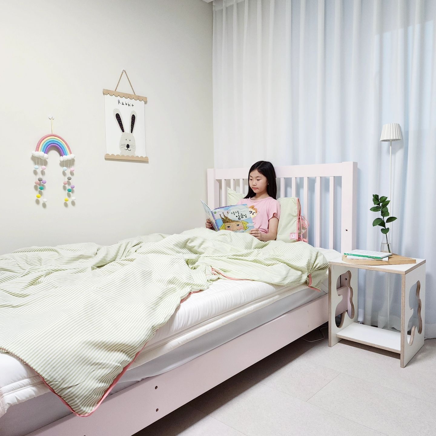 #협찬 

보면 볼수록 넘 러블리한 침구
마틸라 러블리무드 리본케이크

24 F/W 신규 런칭 제품으로
메론 컬러 스트라이프에 핑크 리본
디자인, 울 빈이 취향 제대로 저격〰️

검증받은 국내 생산하여 안전하고
보들보들한 촉감도 넘 좋은데
먼지 없고 가벼운 소재라 더 만족❕️

아이방 쉽고 간편하게 꾸며주자고요😍

maatila_living_design

#마틸라 #마틸라이불 #리본이불 #이불커버 #이불추천 #먼지없는이불 #부드러운이불 #마틸라이불커버