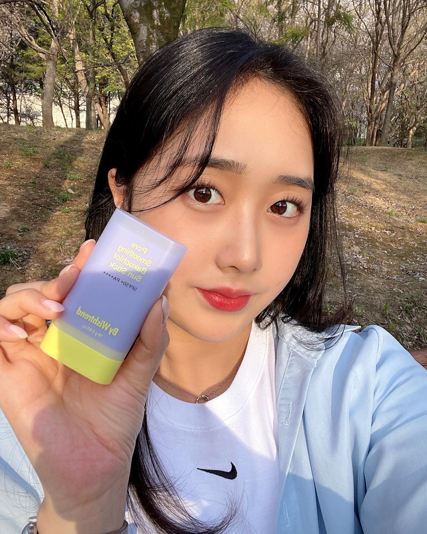 #제품제공 
선크림 보다 간편한 선스틱!!🌼🌈

크림 제형이 아니라서 백탁이 없고, 부드럽고 끈적임이 없는게 너무 좋더라구요! 그리고 안구건조가 심한 사람으로서 눈시림 없는게 진짜 짱..✨🥹

저는 평소에 메이크업을 잘 안하지만
메이크업을 자주 하는 사람이라면 !! 
프라이머 효과도 있는 선스틱이라 완전 강추 드려요🌷🤩
화장하기 전 바르기 좋은 선스틱~~🫧
 (맨 마지막 사진 참고해주세요)

✨프로모션 꿀 정보✨
📍4월 16일 (화) 오후 7시
네이버 쇼핑 라이브에서만 바쿠치올 선스틱을 9,900원에 겟 할 수 있어요❣️

#bywishtrend #바이위시트렌드
#바쿠치올선스틱 #바쿠치올 #선스틱 
#안티에이징 #슬로우에이징 #선스틱추천
#lovebywishtrend bywishtrend