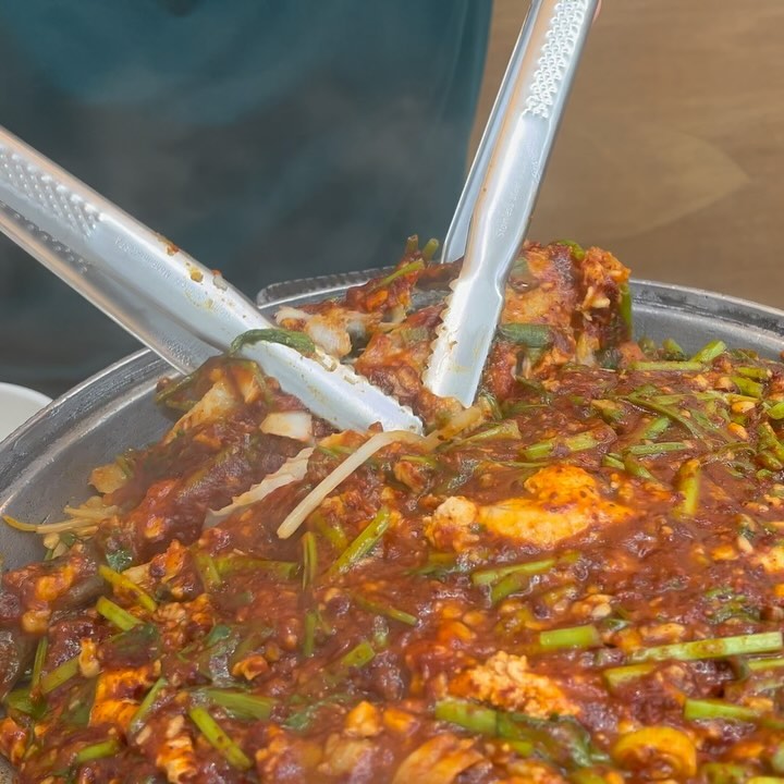 #후암동맛집#용산맛집

연희동에서 유명한 “월순철판동태찜”이
용산구 후암동에도 오픈을 했다✨

철판 동태찜, 대구뽈찜, 아구찜, 쭈낙찜, 해물찜,
알고니찜과 여러 가지 해산물 탕을 판매하는데
진짜 찐 맛집이어서 주말이면 항상 웨이팅이 있다😫

동태를 통으로 쪄서 매콤하고 중독성 강한 소스로
버무려 만들었는데, 양이 엄~청 많고 동태 살이
살짝만 집어도 으스러질 정도로 부드럽고 맛있음‼

통통한 살을 고추냉이 간장 소스에 콕! 찍어서
콩나물과 같이 먹으면 말모… 부드러운 식감과
아삭아삭한 식감이 공존해서 더 맛있다.

그리고 동태 뿐만 아니라 꽃게, 미더덕, 알도
들어있어서 더 다양한 맛을 즐길 수 있다구~

후식으로 미나리+김+콩나물 등등을 섞어 만든
볶음밥까지 먹으면 완벽✨

용산구/후암동에서 동태찜 맛집을 찾는 사람들에게
“월순철판동태찜”을 추천한다!❣

-

📍 ‘월순철판동태찜’

#협찬#월순철판동태찜#후암동맛집#연희동맛집#월순철판동태찜용산#월순철판동태찜연희동#용산맛집#후암동맛집추천#동태찜맛집#동태찜#남산타워맛집#서울역맛집#서울맛집