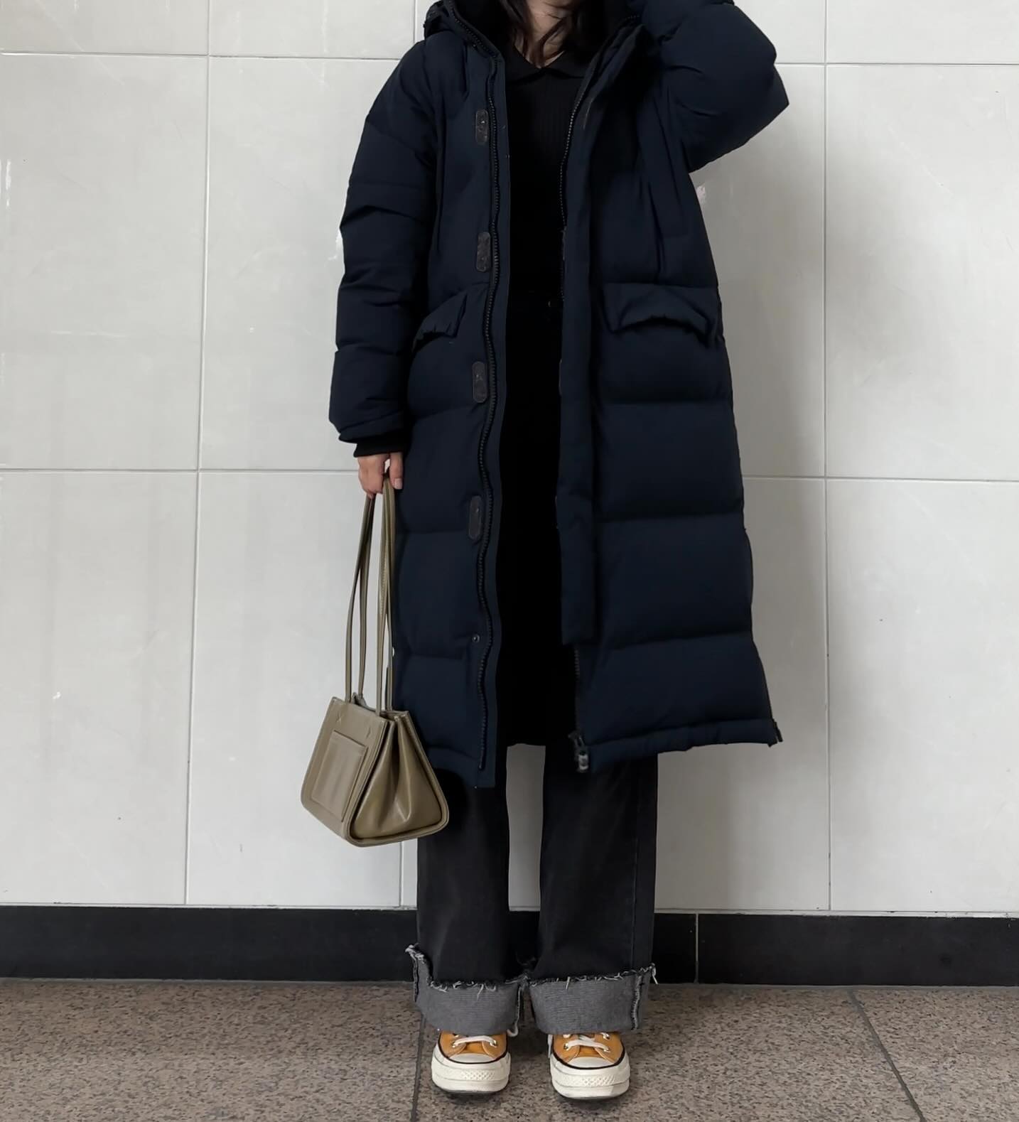 #출근룩 #daily #dailylook #ootd
☁️ -12° / -4°

와.. 이번주 추위 역대급인데요..?
밖에 나오자마자 다시 집 안으로 들어가고싶어졌잖아욤..🥶

Outer. eider.official 
Top. nain_official 
Bottom. withyoon.official 
Shoes. converse_kr 
Bag. standoil