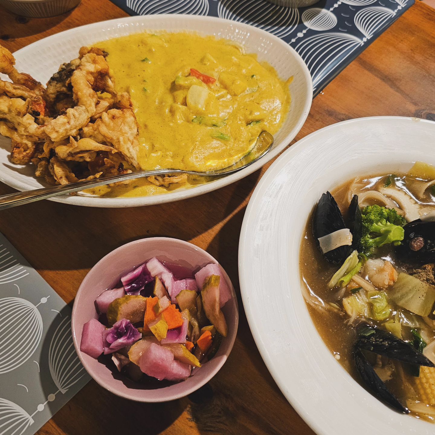오느른 #타이테라스 #신동카페거리맛집 
푸팟퐁커리는 푸팟 퐁커리냐 푸팟퐁 커리냐 👀

✨️ 푸팟 퐁커리 27,000

낮에만 가던 신동카페거리는 밤에 가니 이국적이고 
손 잡기 좋고 와인 한잔 너의 눈동자에 건배 때리기 좋네 🧚‍♀️

공원과 접한 창가에 앉아서 헝 넘 맛있다 스무번 외치고
밥 시켜서 남은 커리양념 싹싹 긁어먹고 나온 집 🌈

싸장님께서 여긴 이미 맛집이니 블라인드 시식 후에 
후기 남겨달라는 쿨내 폴폴 풍겨주셨다능 🫢🫢 

모든 메뉴는 순수 태국 음식, 소스는 매장에서 직접!
매울까봐 걱정하니 고추기름 따로 세팅해주시고 

화장실 생리대, 가방 놓는 바구니 세팅 등
매장 곳곳에 파워J형 인테리어 & 배려심 가득한 소품 🙋‍♀️ 

🍎 타이테라스 신동카페거리점 thaiterrace.2
🍏 경기 수원시 영통구 신동 988 1층

식사 후에 먹을 간단한 태국식 디저트가 있었으면!
맹고아슈크림이 땡겼다 이말이다 ㅋ 

#신동맛집추천 #신동데이트 #수원태국음식