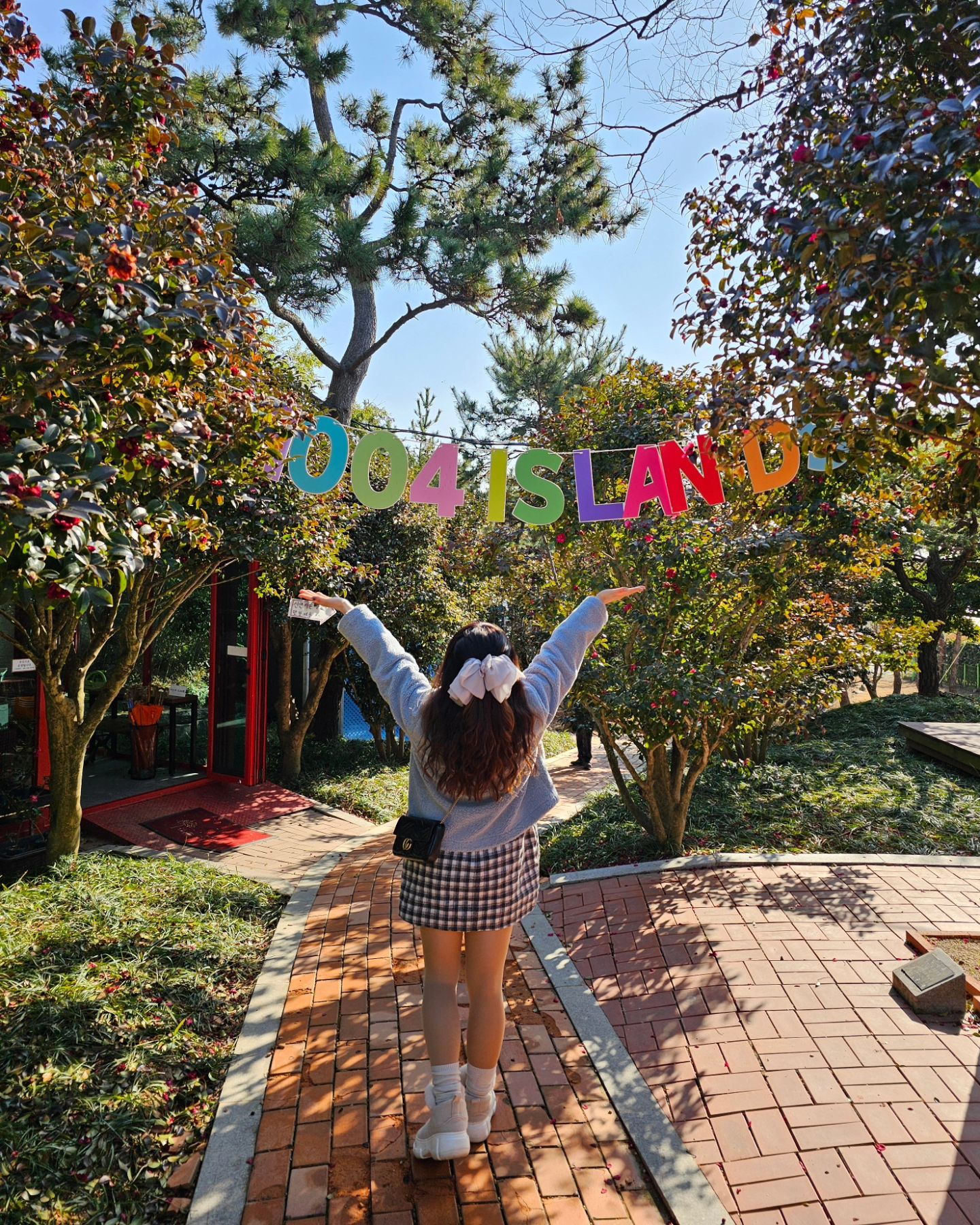 #1004섬분재정원
신안 제 1호 군립정원🏡
겨울엔 붉은 동백을 만날 수 있어요🌺

저녁노을미술관에서 전시중인💙
"하얀겨울, 애기동백꽃 피는섬" 관람도 강추👍

포토존이 많아서 인생샷 즐기기 좋아요🥰
🎫 입장료 성인 1인 기준 10,000원
#신안디지털관광주민증 30% 할인❤️

#2023찾아가고싶은섬 #겨울섬 #압해도
#신안여행 #신안분재정원 #천사섬분재공원
