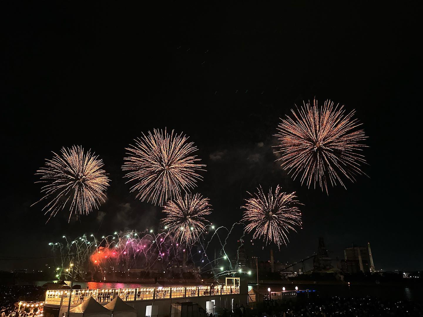 한 여름밤의 폭죽🎇
