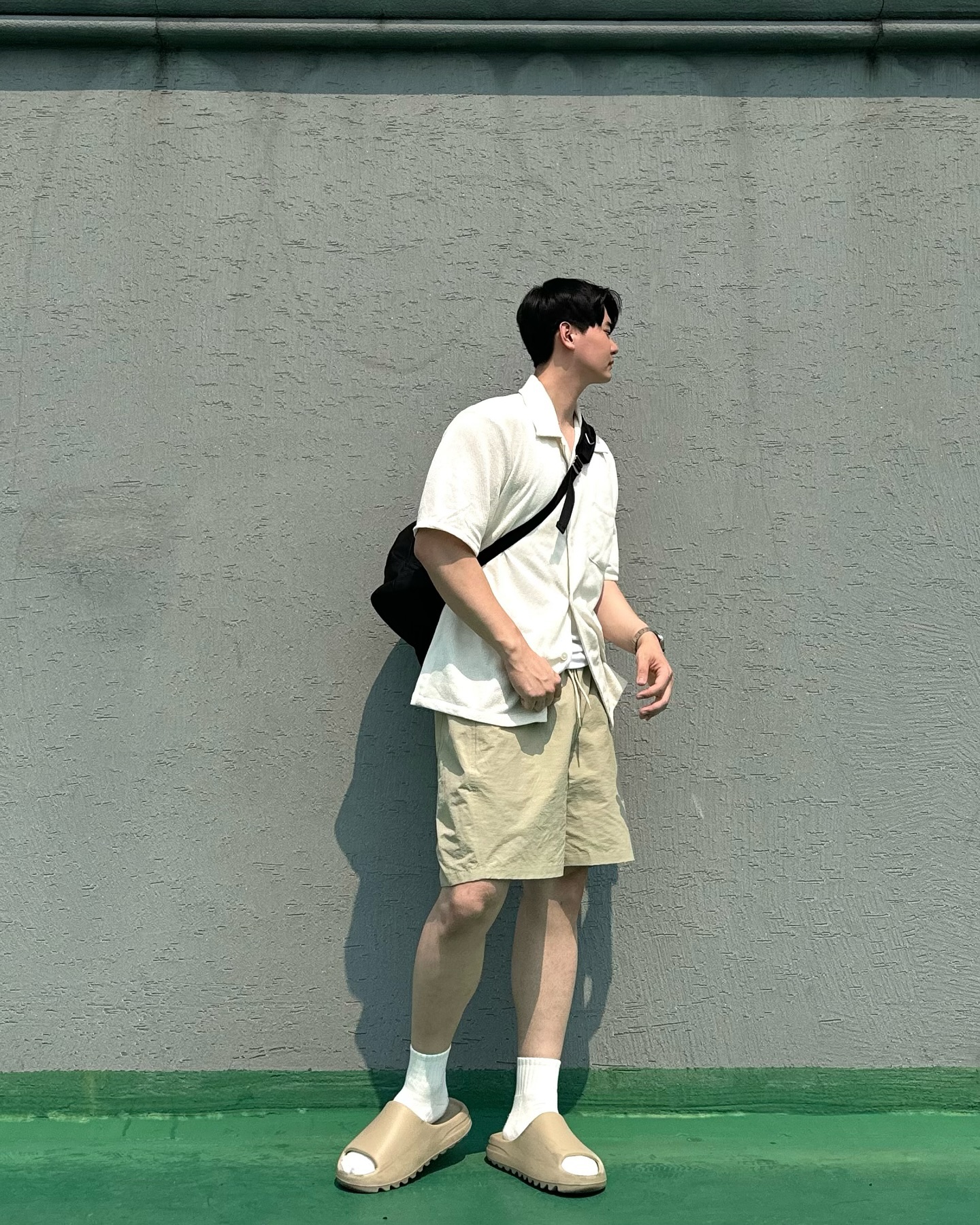#협찬 jogunshop

여름에도 시원한 나일론 소재 반바지⛱️

해당 반바지 제품은 2XL(34~36)사이즈, 라이트베이지 색상입니다!
반바지 뒷면포켓에 아일렛 디테일이 들어가 있어 여름바지에 맞게 더욱 시원함을 느낄 수 있었습니다ㅎㅎ 또한 허리밴딩이 바지를 입는데 편안하게 착용될 수 있도록 도와주어 좋았습니다😄
제 스펙 178cm/80kg기준으로 2XL는 조금 더 오버하고 편하게 입을 수 있었습니다 감사합니다!
.
.
.
.
#조군샵 #반바지 #남자반바지 #여름반바지 #비치반바지 #빅사이즈 #빅사이즈반바지 #반바지코디 #슬리퍼 #슬리퍼코디 #이지슬라이드 #반팔셔츠 #반팔셔츠코디 #아워레가시 #슬링백 #가방코디 #하아카이브