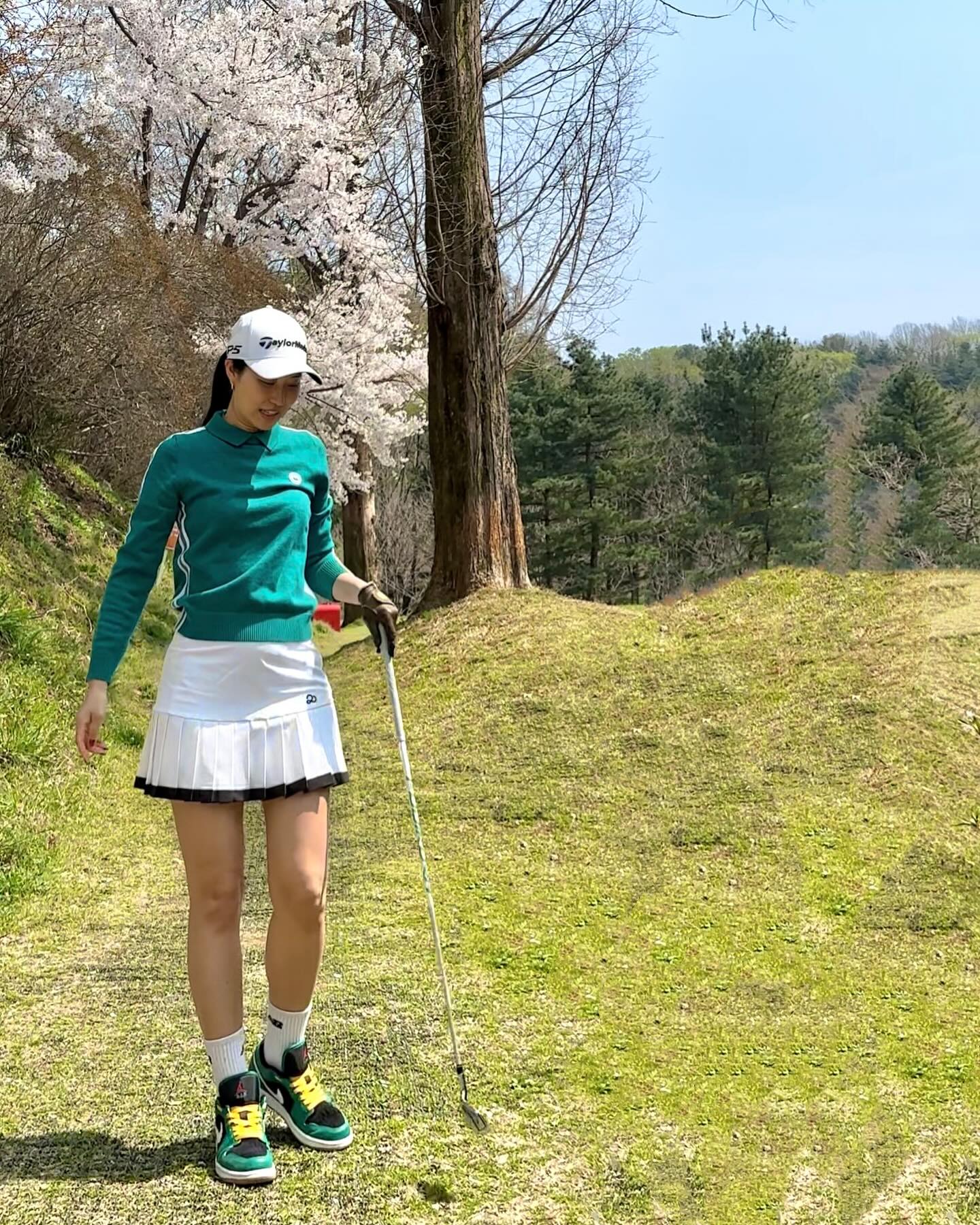 #협찬
요즘 공치기 너무너무너무 좋은 날씨예요⛳️
이럴땐 느낌가는데로 이쁘게 옷입고 공치러 나가줘야죠🎶

이번에 착용한 플리츠 스커트는 
[ 투에니스홀 ]에서 제공받았어요🫶🏻

우수한 냉감효과와 UV차단기능이 있어 
여름철 장기간 야외활동하기에 좋았고👍🏻
가벼운 착용감과 신축성 뛰어난 속바지가 내장되어있어 
골프웨어 뿐만아니라 다양한 운동에도 추천드려요!!

점점 야외활동하기 더 좋아지는 요즘🤍
대충 입지말고 우리 더 이쁘게 입고 운동해요🏌🏻‍♀️

#투에니스홀 #20thhole #투에니더그 #골프코디 #골프웨어 #골프웨어추천 #스포츠 #골프 #데일리코디 #플리츠스커트 #스커트 #플리츠 #테니스치마 #골프치마 #테니스코디 #golf #골프스타그램 #골린이
#골친자 #골프 #골프패션 #파3 #분당파3
#분당그린피아 #par3