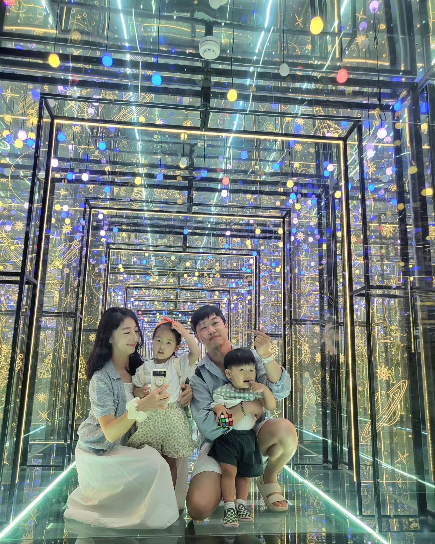 #일상 
29JUN24

진짜 깜짝 놀란 썰 오늘 풉니다🙃

국립광주과학관 2층 상설전시관에는
큐브를 넣으면 큐브를 맞춰주는 로봇이 있거든요!
율이가 그 로봇을 엄청 좋아해서 큐브도 사달라고 하길래 사줬는데
얼마전에 율이가 그러더라구요!
"엄마, 큐브로봇 보러 과학관가고싶어" 라고🩷
정말정말 깜짝 놀랬어요!
그냥 놀고만 오는 줄 알았는데 율이가 그걸 다 보고, 느끼고, 생각한다고 생각하니 괜히 뿌듯한 엄마마음이랄까요🥰

여러분, 제가 국립광주과학관 사이언스맘으로 활동하고 있는건 아시쥬?
그래서 한달에 한번씩은 과학관에 가서
율준이랑 과학과 친해지는 시간을 가지고 있는데요🤍

그때마다 율이는 하나씩 경험하고 습득하고 있었던거예요!
진짜 울 율이 너무 대견하고 자랑스럽😉

오늘도 자기꺼 큐브가져가겠다고 가방에 넣고
과학관 큐브로봇 앞에서 어찌나 서성이면서 큐브를 보던지ㅋㅋ
그리고 우리의 시그니처포즈로 거울샷도 찍고 오고
전파를 이용한 과학원리도 보고 오고

2층상설전시관 또한 볼거리가 많아서
유익한 시간 잘 보내고 오는 율준이네입니다😍

다음달에도 또 만나자🫡

✅️ 광주과학관 행사 미리보기(예정)✅️
- 2024 다이노월드 특별전 (6.21~9.1)
- 제6회 매스아트 작품 공모전
(공모기간 : 5.20~8.25 / 접수기간 : 7.23~ 8.25)
- 예술숲 콘서트 (7~9월예정)
- 물과학체험장 (7.26~8.25)

#국립광주과학관 #남매가족 #주말일상 #아이와가볼만한곳