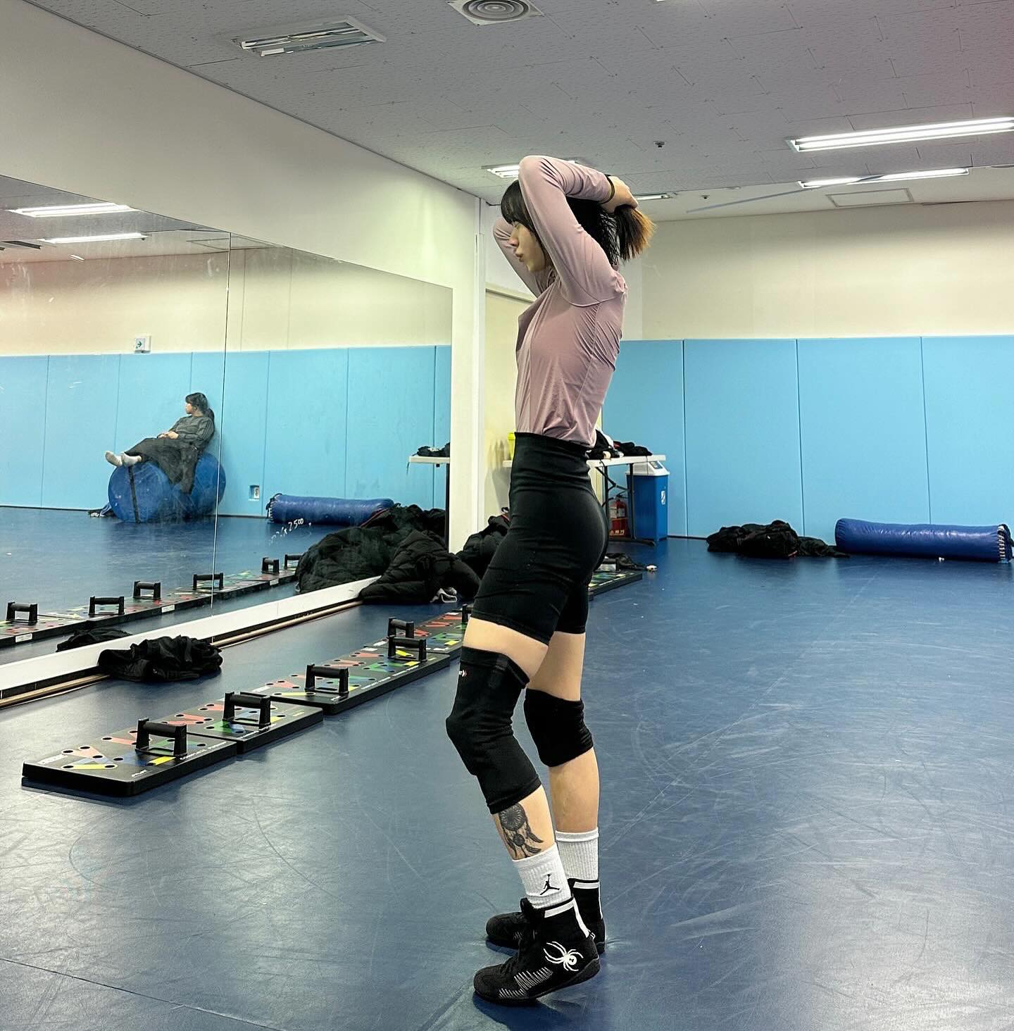 #협찬 

잠스트의 2번째 선물🥹 ZK-MOTION
무릎아픈걸 또 어떻게 아시고 무릎아대도 주셨어요!!
진짜 항상 내돈내산 하던 잠스트인데
협찬해주셔서 너무 영광입니다요🫡

 왼무릎을 수술하고 나서는
항상 내측과 외측 후방이 불안정하고
조금만 써도 붓고 물이 차서 곤욕이었는데

신제품으로 나온 무릎아대라서 그런가
그 전에 있던 무릎아대는 피가 살짝 안통하는 느낌이었다면
이번 무릎아대는 그 전에 아쉬운 점을 다 보안했어요!

무려 니트형으로 나와서 신축성이 좋으면서 편해서 굿🤭
협찬 받았다고 무조건 좋다고 하는게 아니라
사진보면 알겠지만 몇번 쓰고 리얼 후기를 남긴거에요!
액티브한 스포츠로 더욱 강력한 서포팅을 해줘서 
무릎이 불안정하지 않아서 좋아요!
역시 무릎 스포츠 아대는 zamst_korea ❤️알라뷰