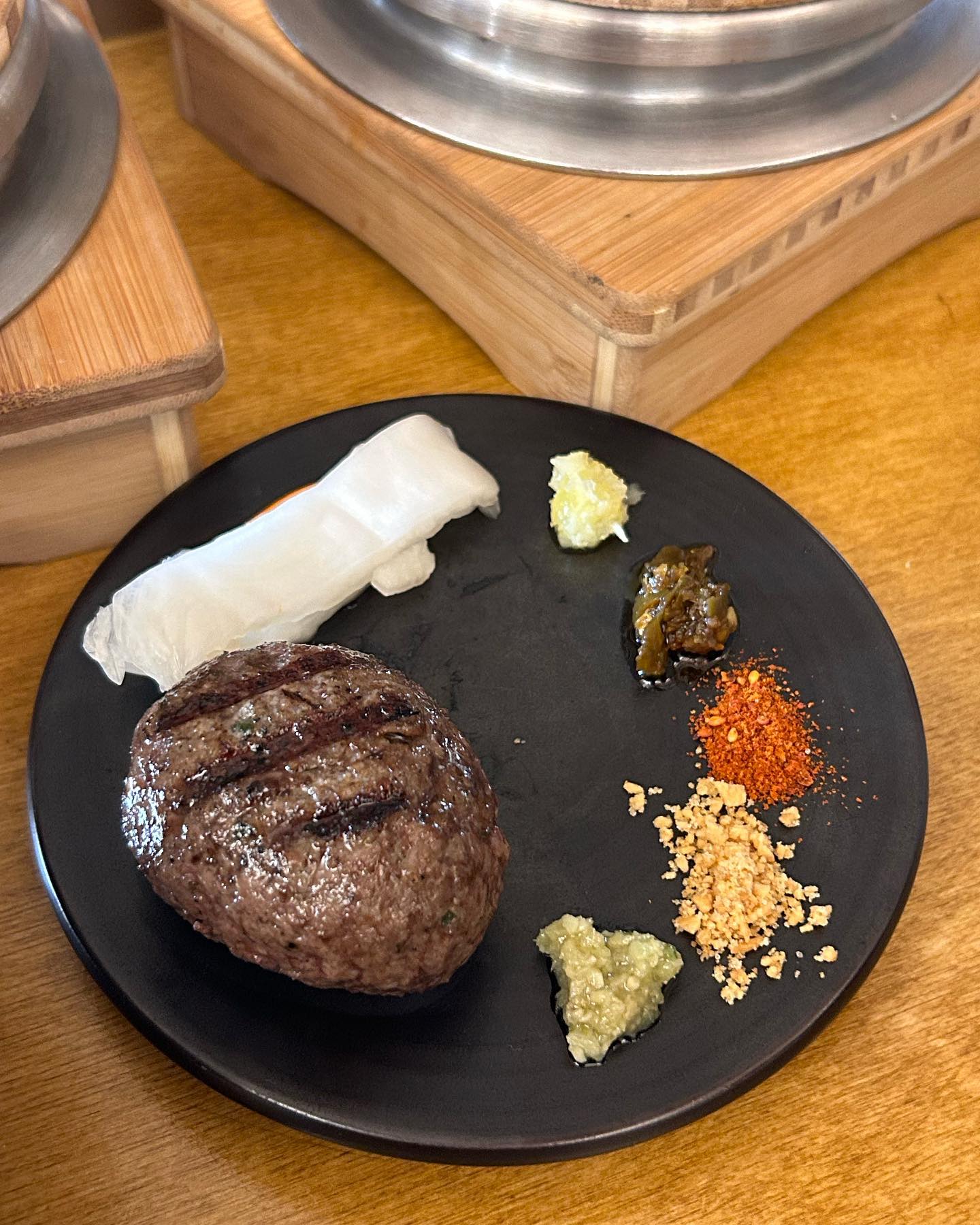 #익선동 #우연화 
분위기 있는 함바그스테이크 맛집~~
육즙가득 찐고기 함박스테이크를 다양한 소스랑 함께~! 찰진 돌솥밥먹고 마무리로 누룽지까지!!
비빔국수도 추가해서 고기가 느끼해질때쯤 같이 먹어주면 무한대로 먹을 수 있다😋

#익선동 #익선동맛집 #종로맛집 #종로3가 #종로3가맛집 #함박스테이크 #함박스테이크맛집 #익선동골목 #익선동핫플 #익선동맛집추천 #우연화 #우연화익선 #맛집 #맛스타그램 #맛집탐방 #먹팔 #먹스타맞팔 #먹팔맞팔 #먹팔해요