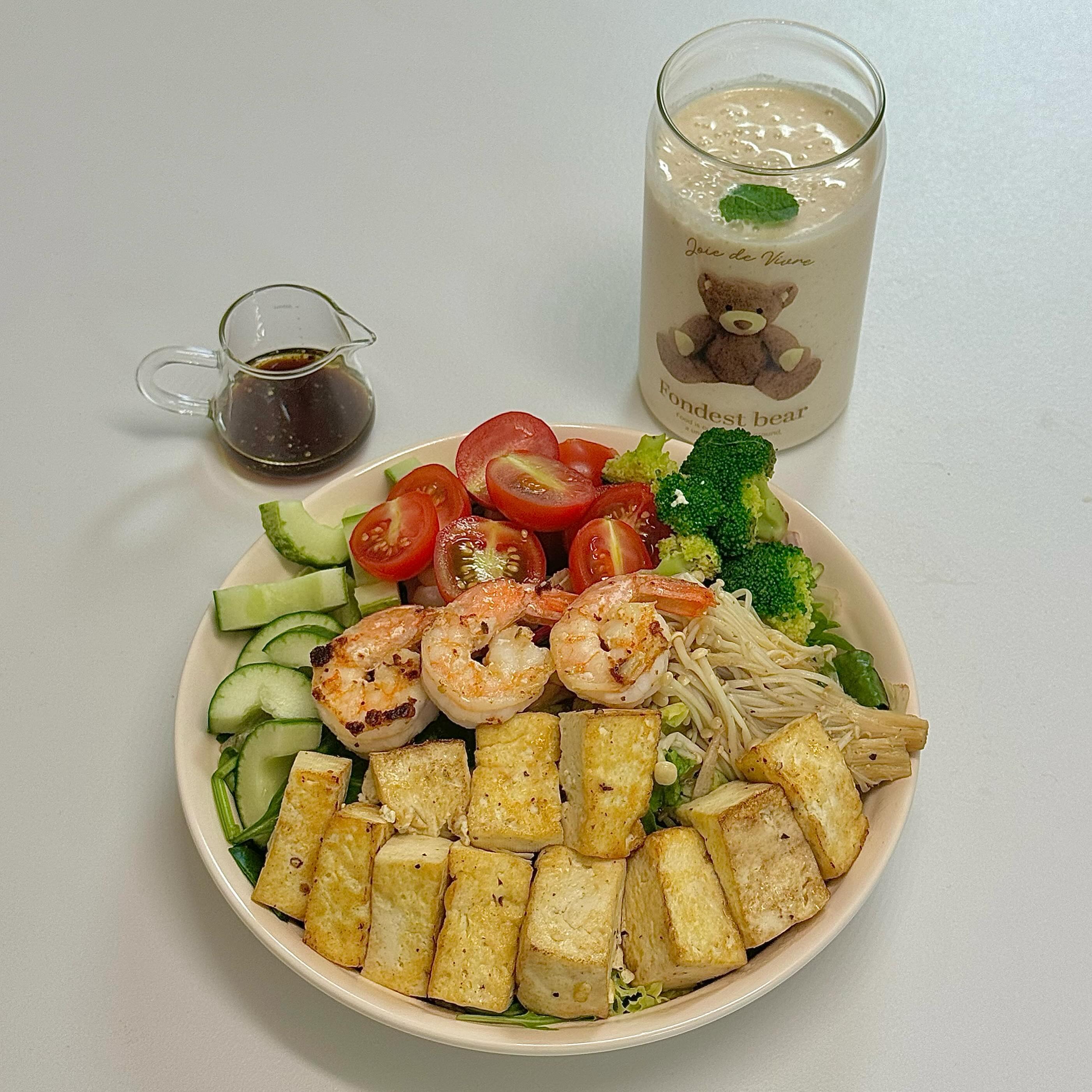 하니쿡👩🏻‍🍳
월,수,금요일은 남편이랑 같이 운동하는 날!
어제도 퇴근하고 집에오자마자 옷 갈아입고 바로 Run Run!!🏃🏼‍♀️
운동 후 냉장고에 남은 야채들로 샐러드를 만들어 먹었어요🥗
포케를 만들어 먹을까하다가 야채가 많이 남아서 샐러드로 결정!
바나나 견과류 주스도 먹었더니 배터져버리는줄🫢🫢
풀도 많이 먹으면 살찐다는데...괜찮겠쥬..?ㅎㅎ

이제 본격적인 장마가 시작되나봐요☔️
모두들 빗길 조심하세요!!