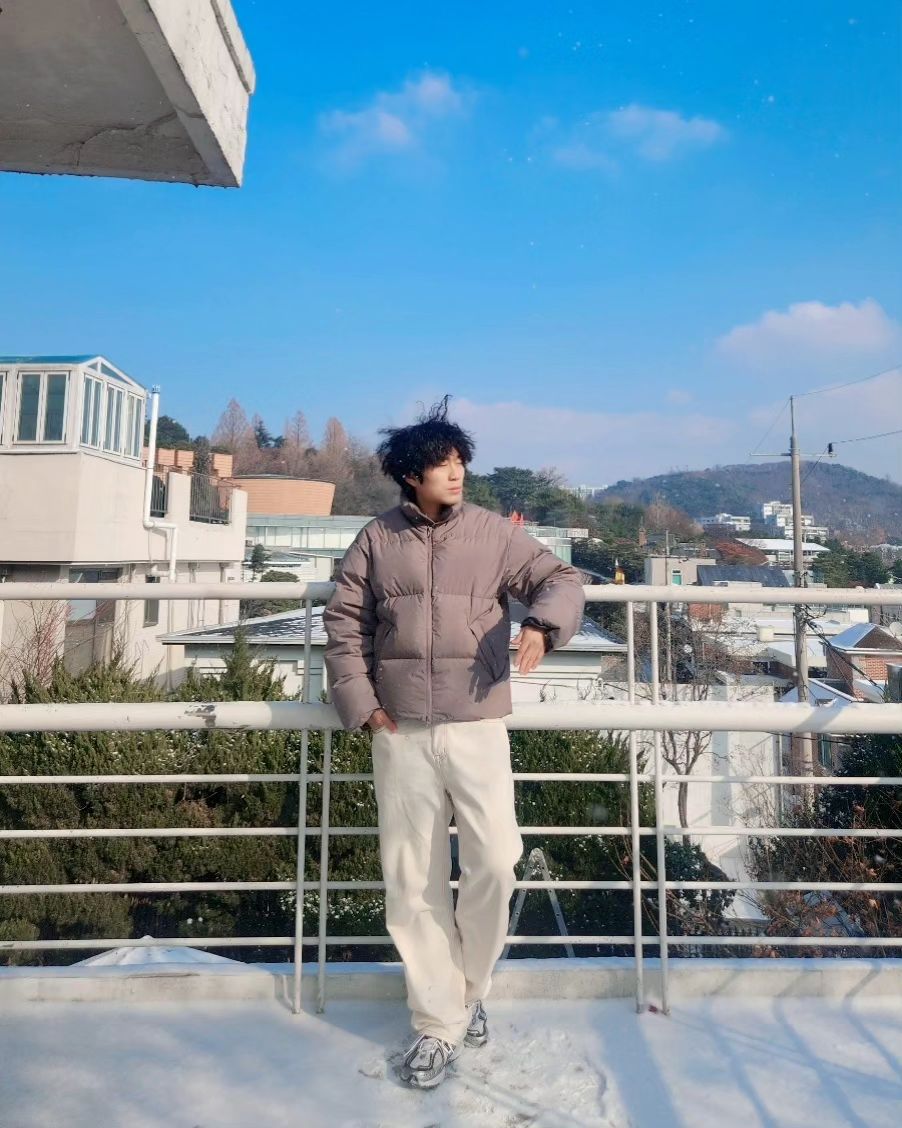 코코아 좋아하시는분!?
(코코아밀크룩)

한남동 핫플 갔다왔습니다👍
여기는 눈오는 겨울에 가도 이쁘네요🤍

미니멀룩은 잘 안입는데 오랜만에 입어봤네용
어색하지만...😅

코코아 카키색 패딩에 크림진 뉴발란스 신발로 코디해봤습니다👋