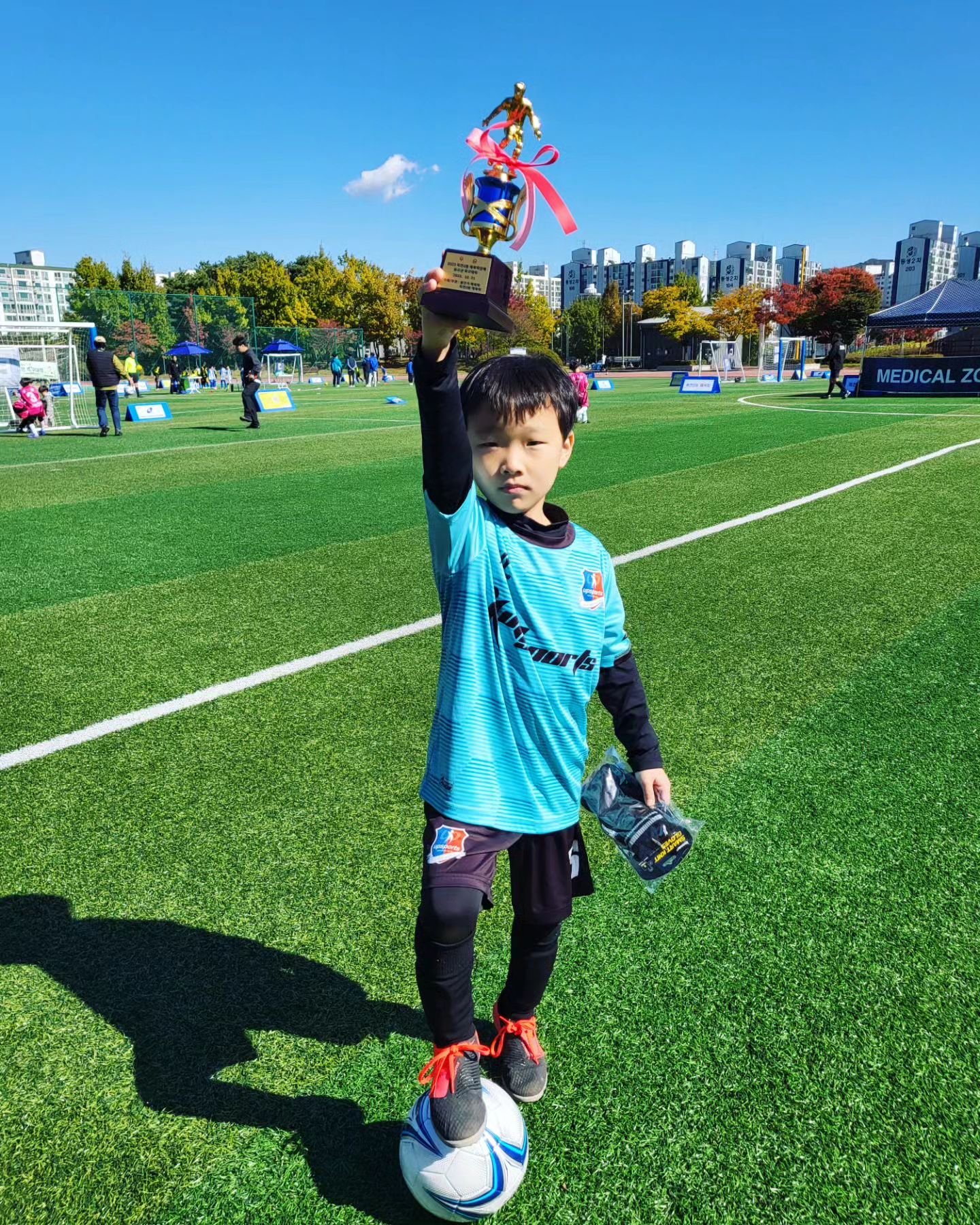 비가 엄청오고 바람불고 추워서
연기하려나 했는데
하늘이 맑아지더니 
축구대회를 할 수 있게되었다.
.
많은팀이 참가해서 
이런 경험은 아들이 처음이라
재밌기도 하고 낯설기도 하고
.
어쨌든 지오네 1학년2반 친구들은
3번 경기에서 모두 이기고
3번째 경기에선 무려 3골을 기록하며
우승하게 되었다.
자신감을 뿜뿜 심게되어서 감사하다
.
.
#축구대회 #축구 #1학년축구⚽️ #업스포츠축구대회 #축구에진심 #우승 #주말스타그램 #감사합니다 #좋은추억