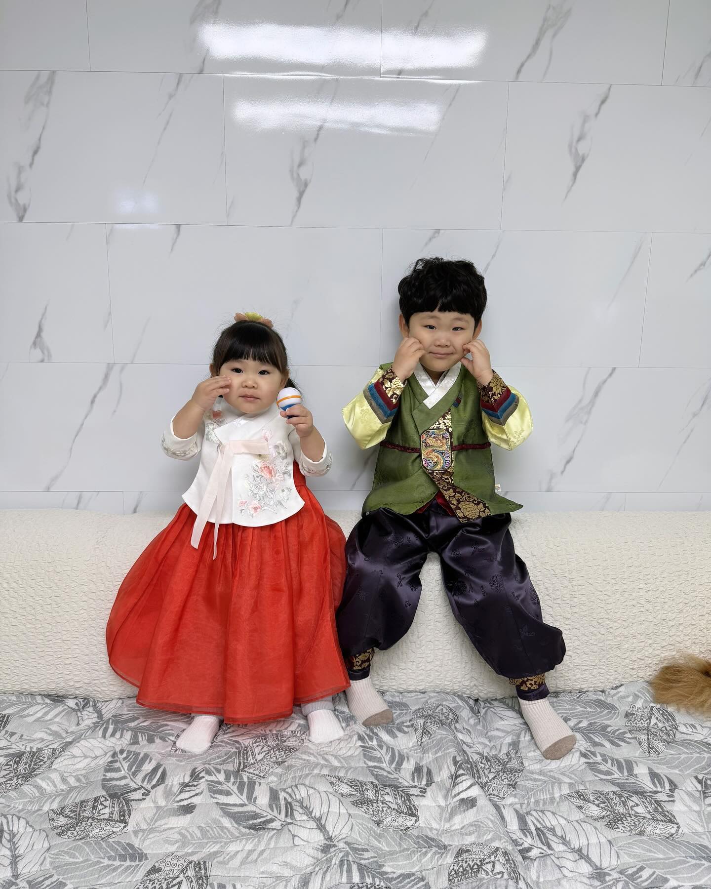 #남매컷
⠀
세상찍기힘든 남매컷..🥹
둘 다 이쁘게 나오기 넘나 힘듦ㅋㅋㅋㅋ
그래도 엄마눈엔 우리 아가들이 젤 이뿌다❤️
⠀
⠀
⠀
⠀
⠀
⠀
⠀
⠀
⠀
⠀
⠀
#얼집가기전 #찰칵찰칵 #장꾸아들램😜 #애교많은딸 #뿜뽐남매 #사랑해내아가들❤️