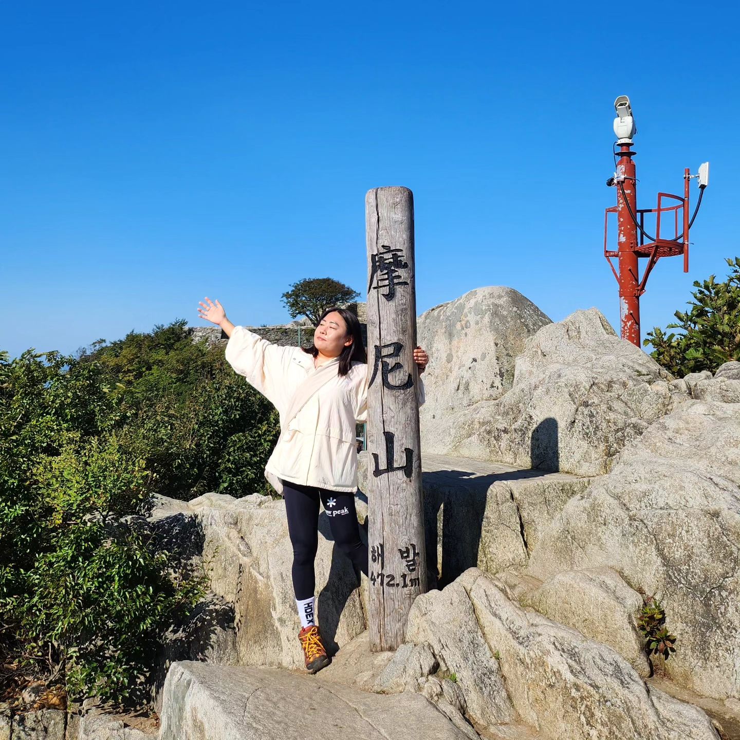 231001 #운동기록

어제 컨디션이 좋지않아 휴식하고
오늘 일찍이 마니산으로 등산을
다녀왔어요😃 계단이 많은코스로 올라갔더니 정말~~ 힘들었지만
정상에 도착하니 기분이 좋았어요!

10월도 화이팅해보아요🩷🔥