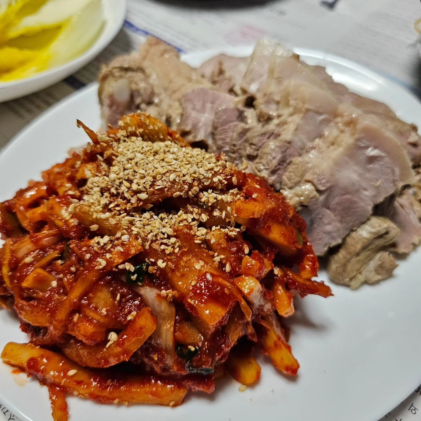 1박 2일 불태운 김장을 마치고
꼬돌무 넣어 새콤달콤하게
수육이랑 냠냠냠  이젠 기절각
#맛있다그램 김장후 수육은 👍