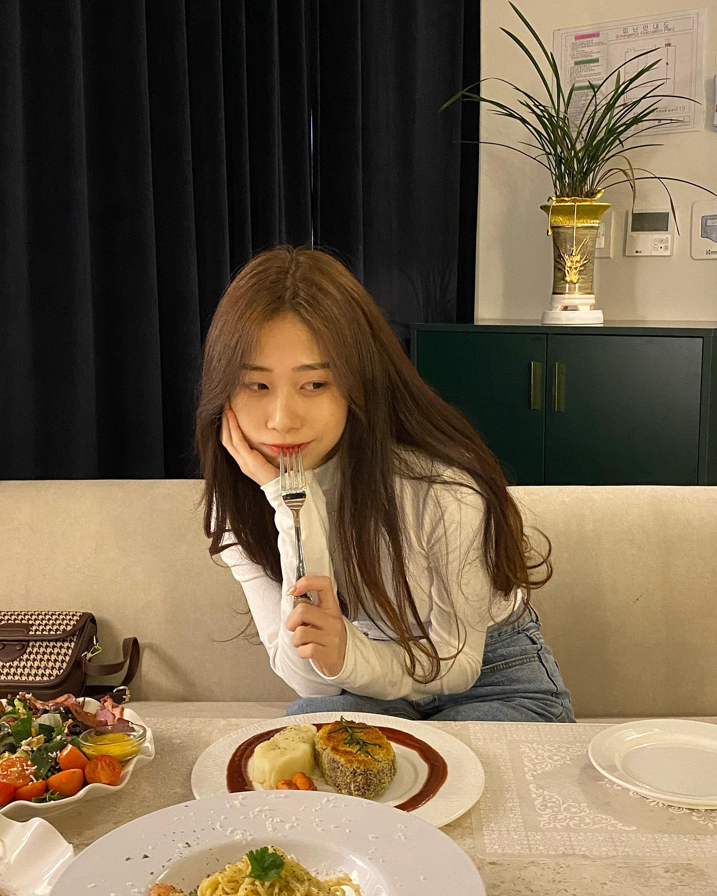 #광고 X fine.pair_official 
하남 쪽에서 일 끝내고 다녀온 #파인페어 🍷
생긴지 얼마 안 된 곳인데 동네에 있었으면 한 달에 두세번은 가지 않았을까,,,싶을 정도로 마음에 들었 ㅠㅠ
 
여기 레스토랑은 #쉽파스타 맛집이라길래 먹어보고 싶었지만 아쉽게도 나중에😂
그래도 고기러버 양송이러버인 이예림 입맛을 100% 만족하게 할 정도로 맛있었다구💖
 
창가 사이드 안 쪽 가운데 상관없이 모든 자리가 예뻐서 사진 맛집이었는데 채광 아래에서 브런치 즐기고 싶으면 낮에, 무드있고 고급지게 저녁식사 즐기고 싶으면 밤에 가는걸 추천💖 
 
📍하남시 미사강변중앙로181, 212~214호
✔️ 시그니처스테이크, 쉬림프 오일 파스타, 훈제오리 샐러드, 파페슈룸, 브라우니
.
.
.
.
.
#미사맛집 #미사데이트 #미사핫플 #하남맛집 #미사브런치 #미사와인 #미사와인바 #미사맘 #미사회식 #미사외식 #미사카페