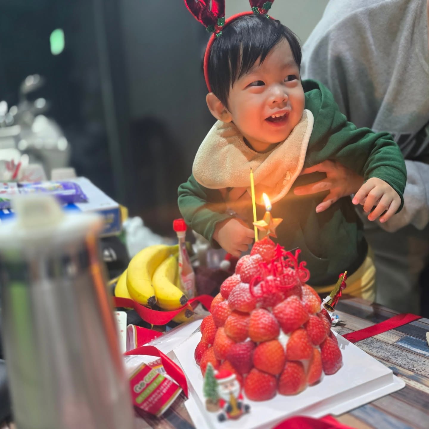 딸기케익 윤제♥️

#크리스마스이브 #12월24일 #아들 #육아 #육아소통 
#일상 #소통 #연말 #가즈아 #겨울 #딸기케익 #아가 #아기윤제 #사랑둥이💕 #아기스타그램 #23개월아기